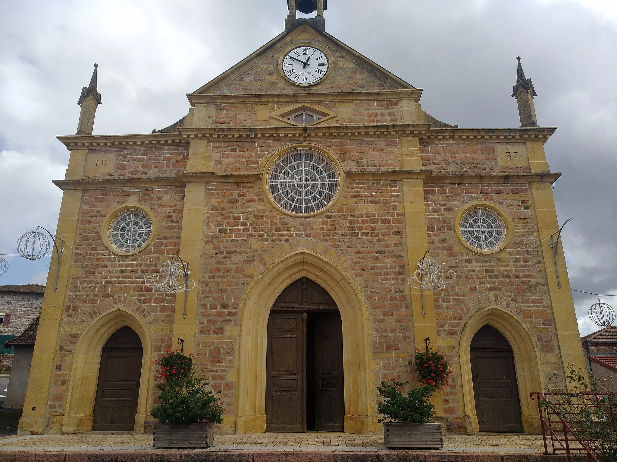 Photo showing: Façade de l'église de Cuinzier, dans le département de la Loire.