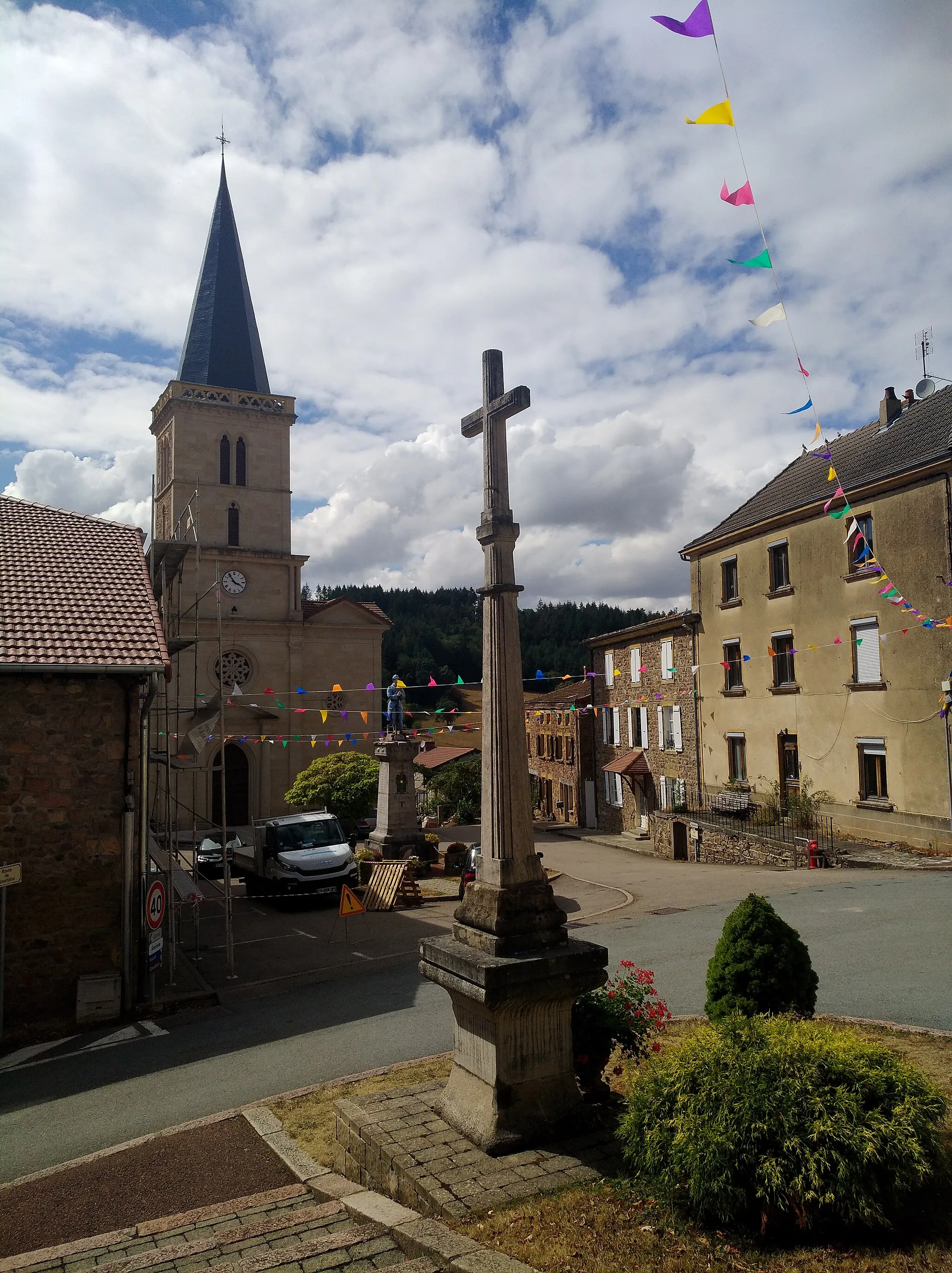 Photo showing: Croix de mission dans le centre d'Écoche, dans le département de la Loire.