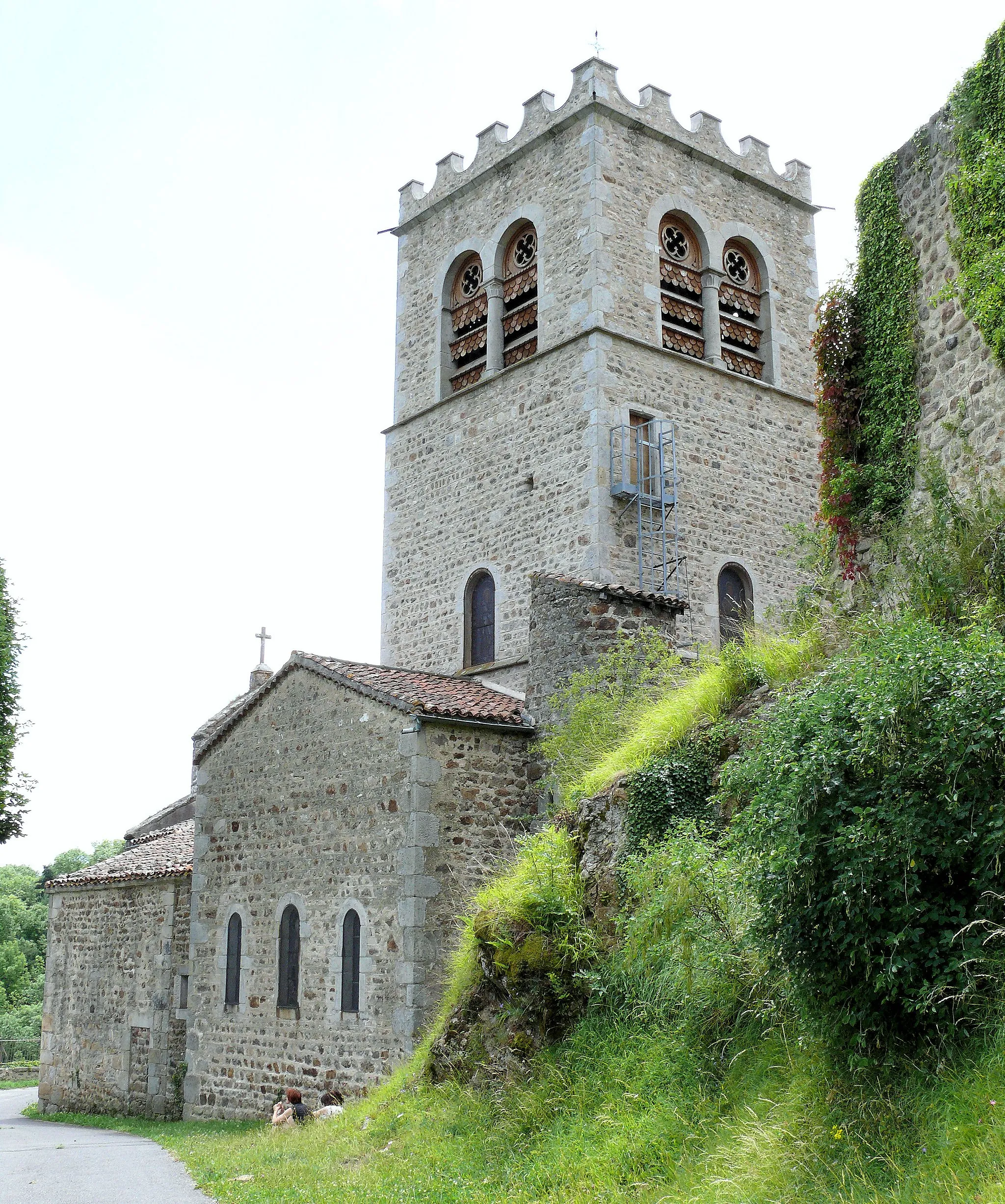 Photo showing: Vieil Ecotay - L'église au pied du château