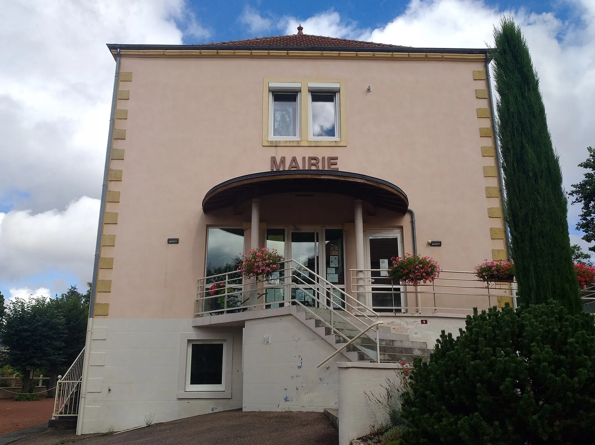 Photo showing: Mairie de Jarnosse (Loire, France).