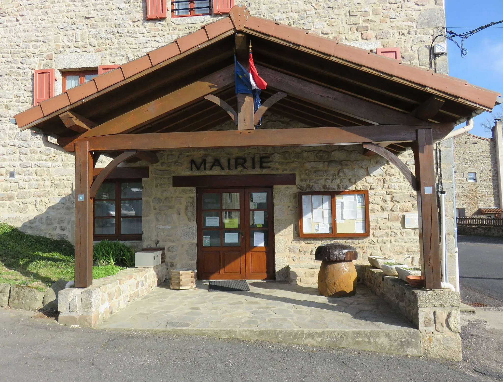 Photo showing: Mairie de La Chapelle-en-Lafaye, dans le département de la Loire.