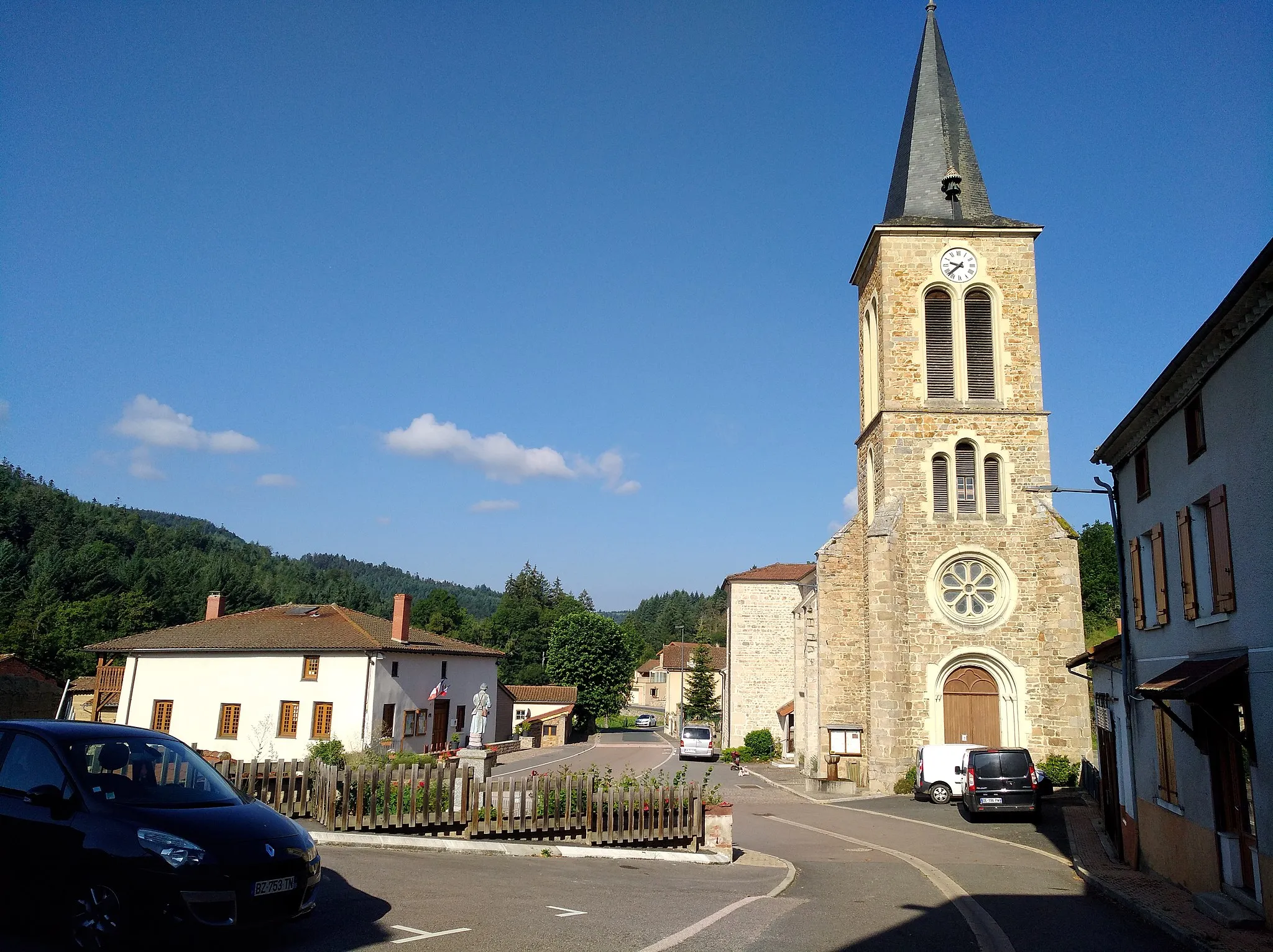 Photo showing: Vue du centre du village de Juré, avec l'église Saint-Barthélémy, dans le département de la Loire (France).