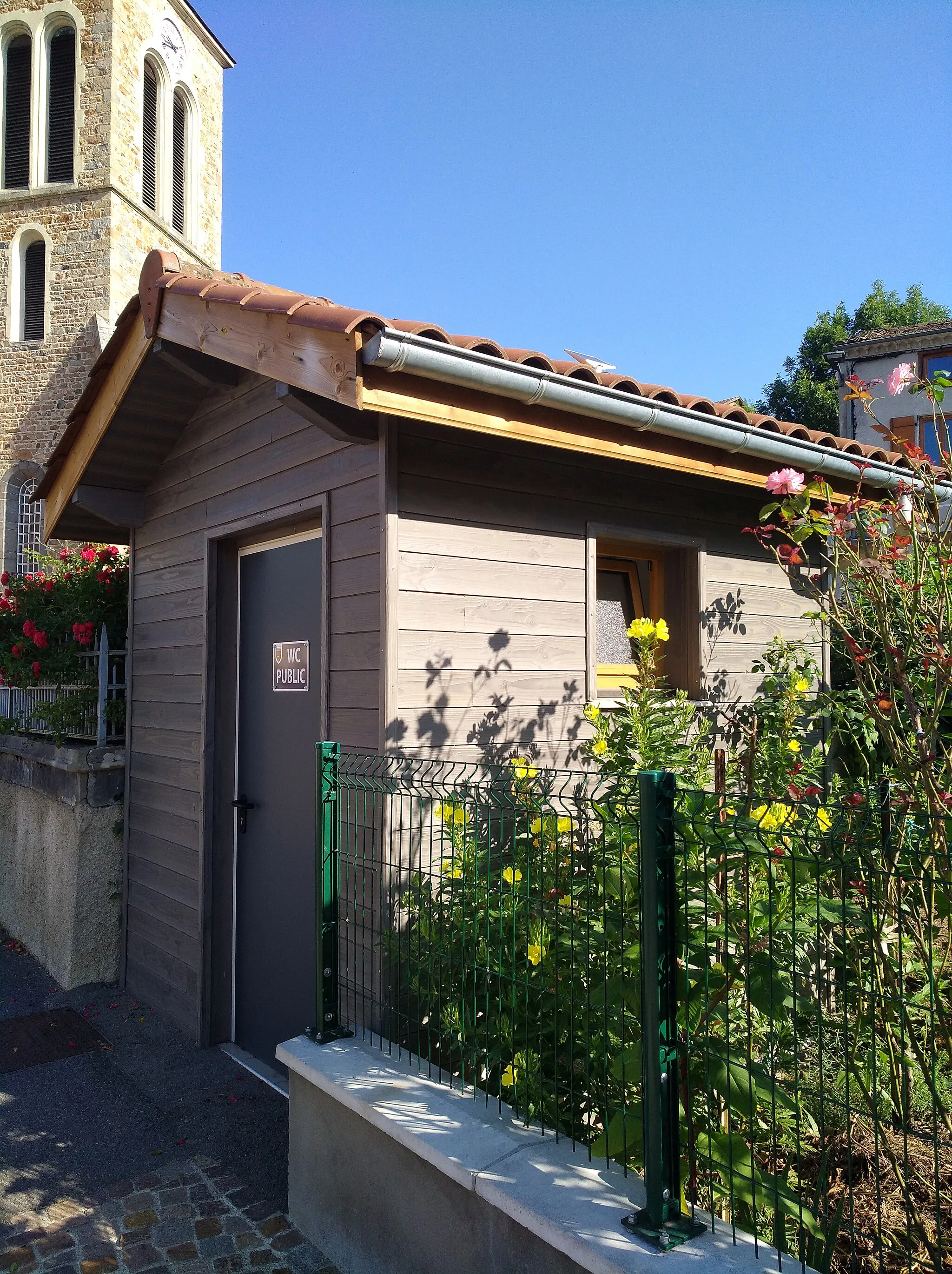 Photo showing: Toilettes publiques dans le village de Juré, dans le département de la Loire (France).