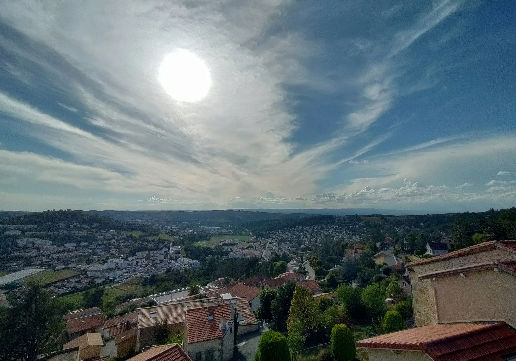 Photo showing: Une partie de l'ouest de la commune se trouve au premier plan, mais en arrière-plan ce sont les communes de Saint-Priest-en-Jarez (à gauche) et de l'Étrat (à droite) que l'on voit.