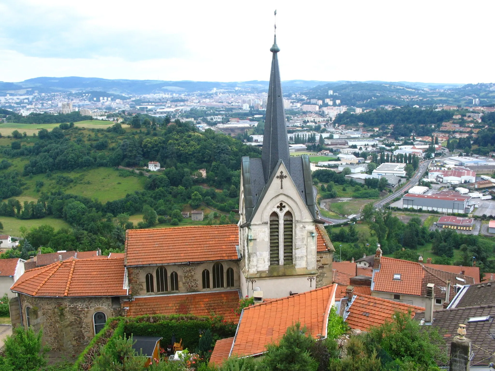 Photo showing: La Tour en Jarez (Loire) -- église au 1er plan, suivie à droite des ZA Bargette/Moulin Picon (communes de St-Priest & l'Etrat). Au fond, St-Etienne.