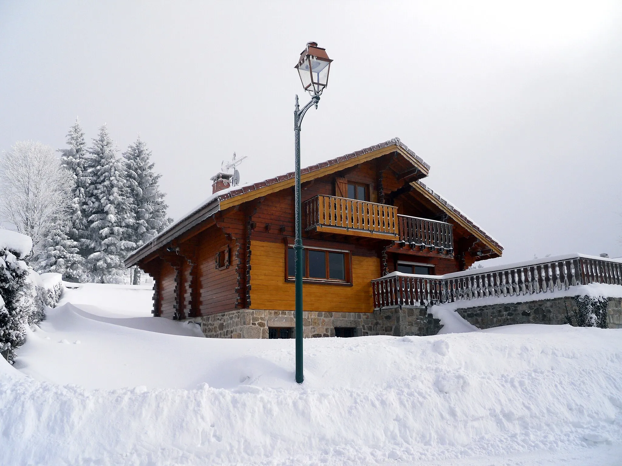 Photo showing: Chalet sous un soleil blafard # Le Bessat # Loire (42) .