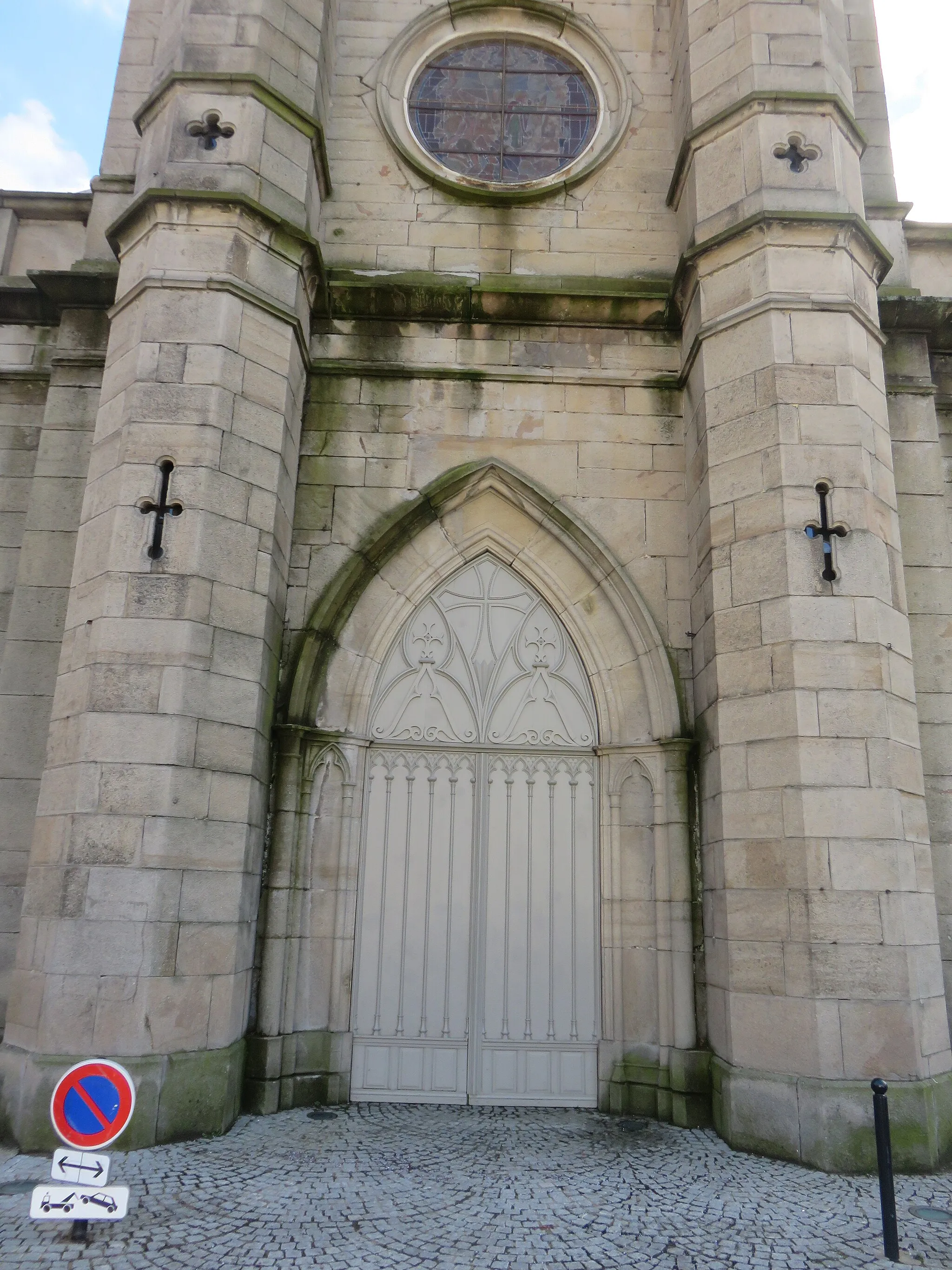 Photo showing: Portail de l'église Saint-Andéol-et-Sainte-Agathe de La Valla-en-Gier (Loire, France).