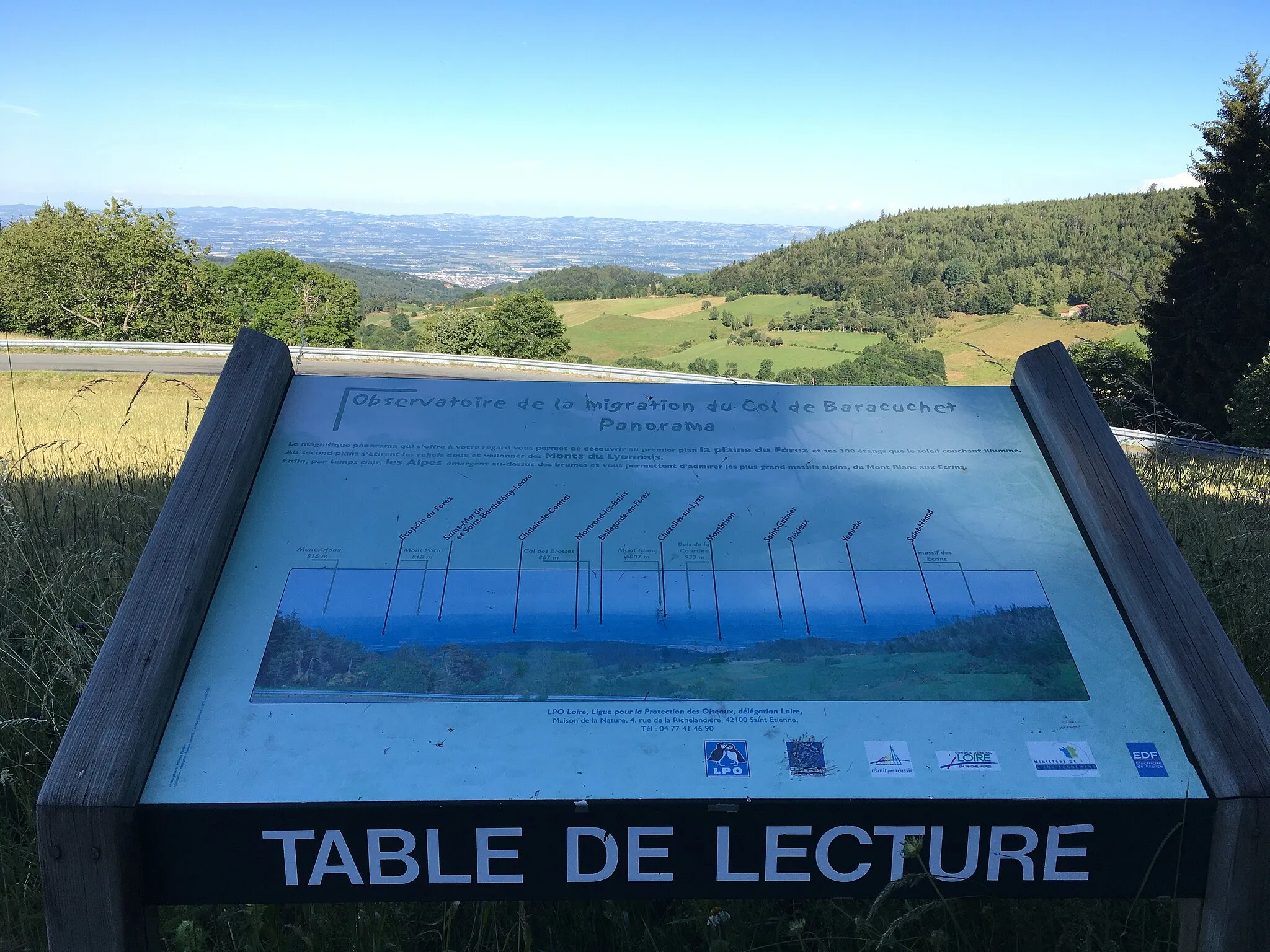 Photo showing: Table de lecture de l'observatoire de la migration des oiseaux du Col de Baracuchet. Située sur la commune de Lérigneux,