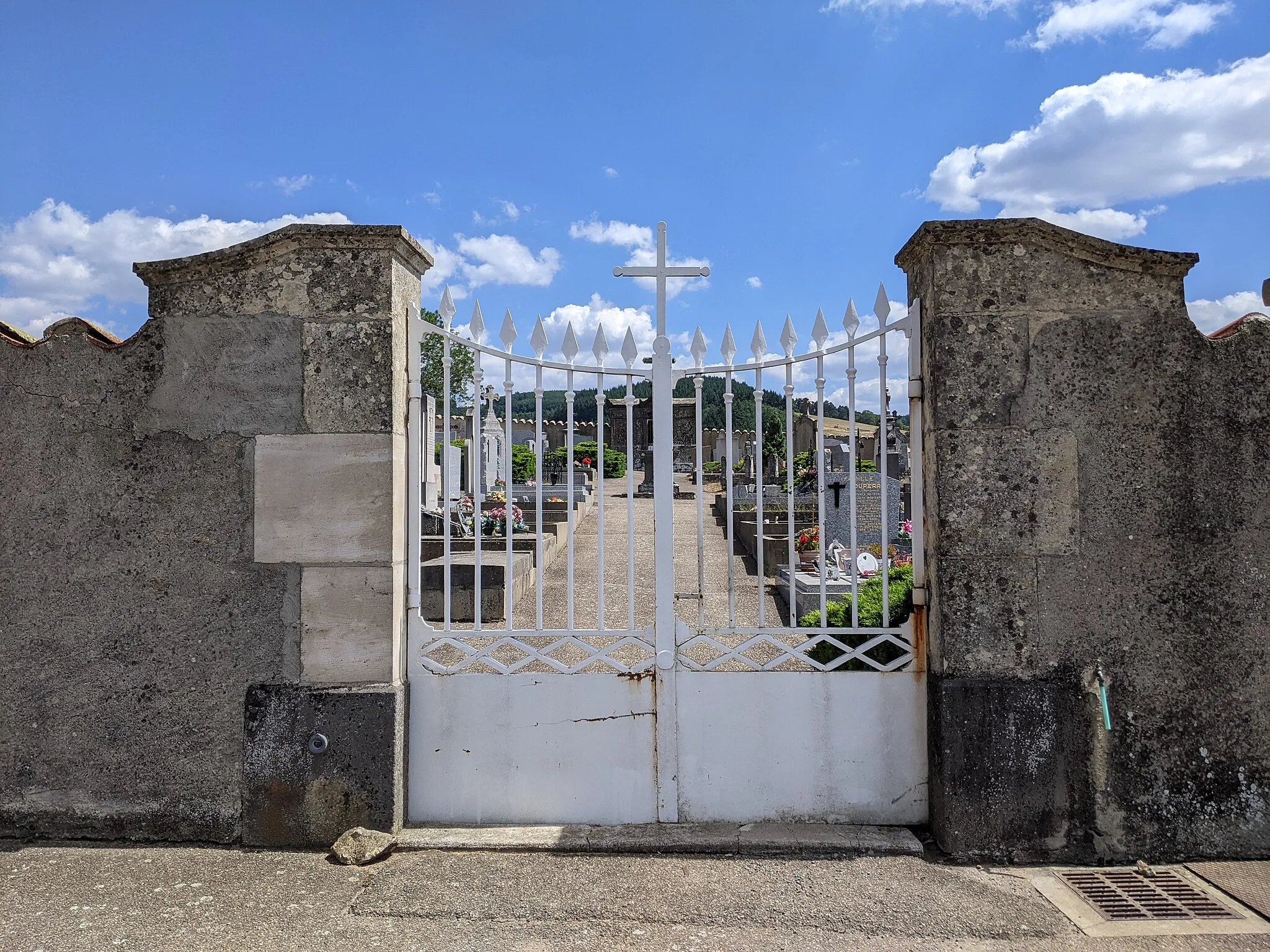 Photo showing: Portail d'entrée du cimetière de Machézal (Loire, France).