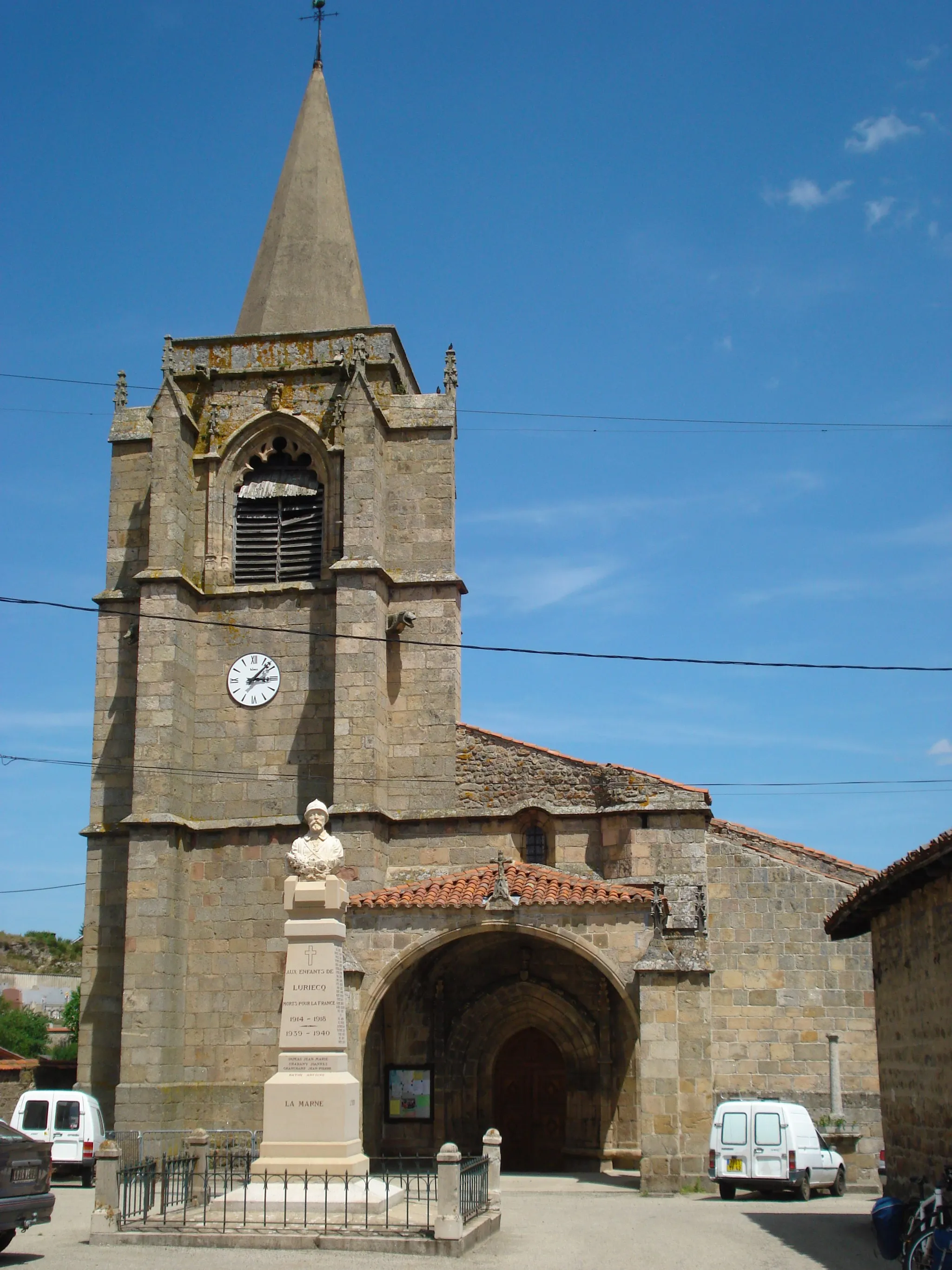Photo showing: Luriecq (loire, Fr), l'église avec sa porche et le monument aux morts.