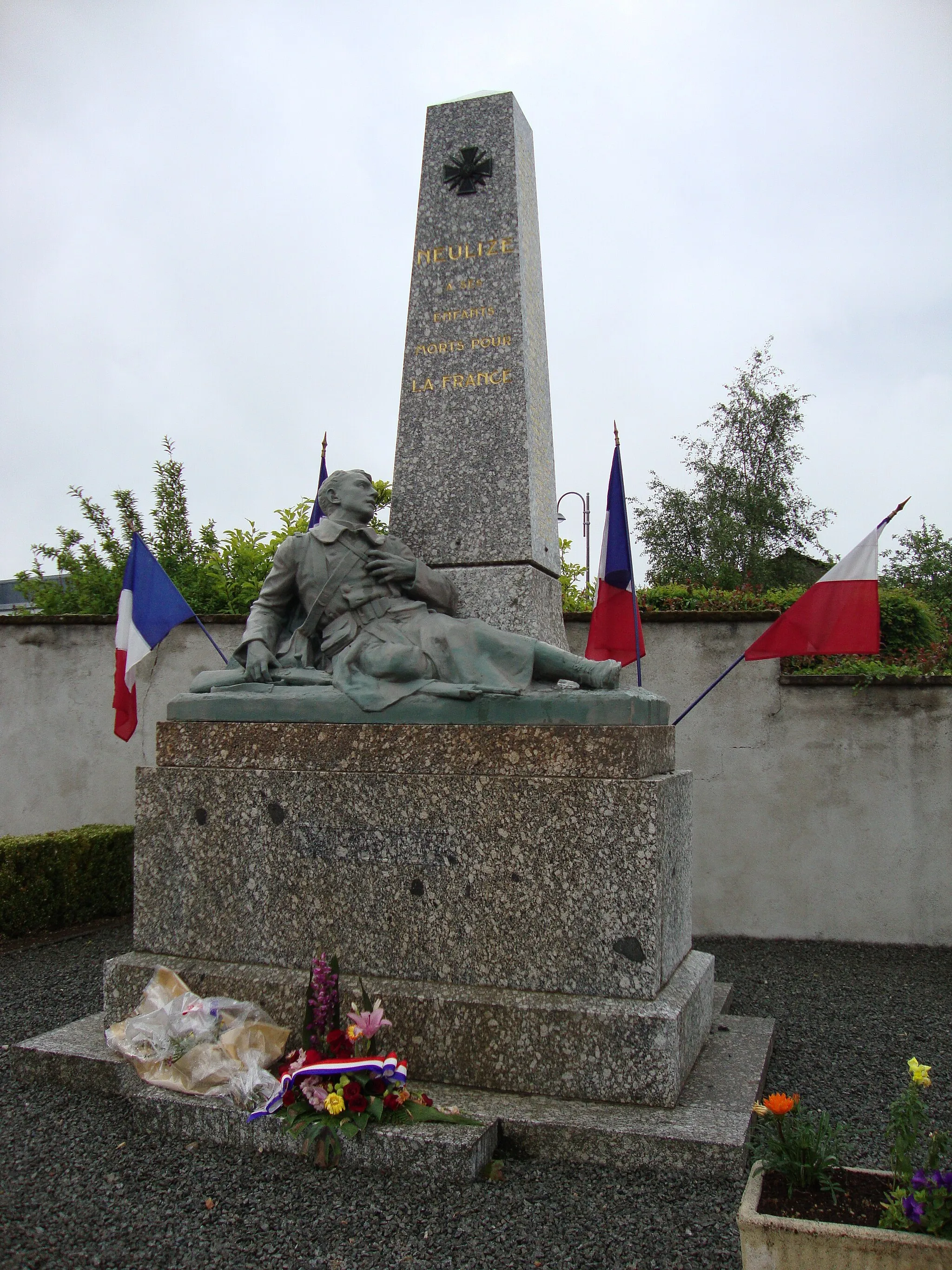 Photo showing: Neulise (Loire, Fr) monument aux morts.