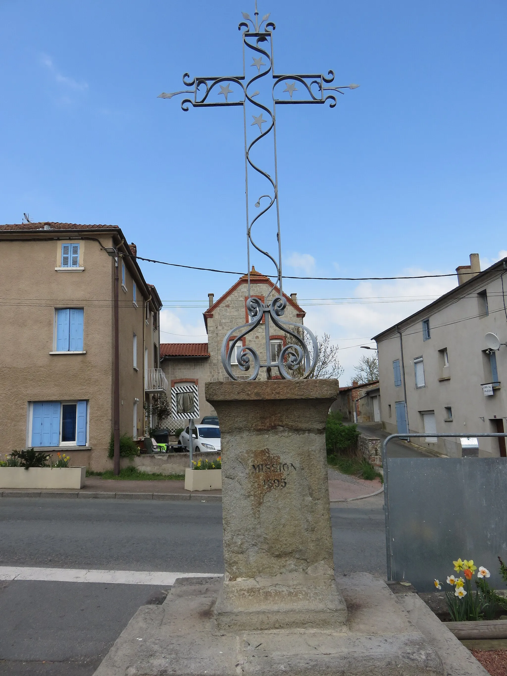 Photo showing: Croix métallique à Nervieux (Loire, France).
