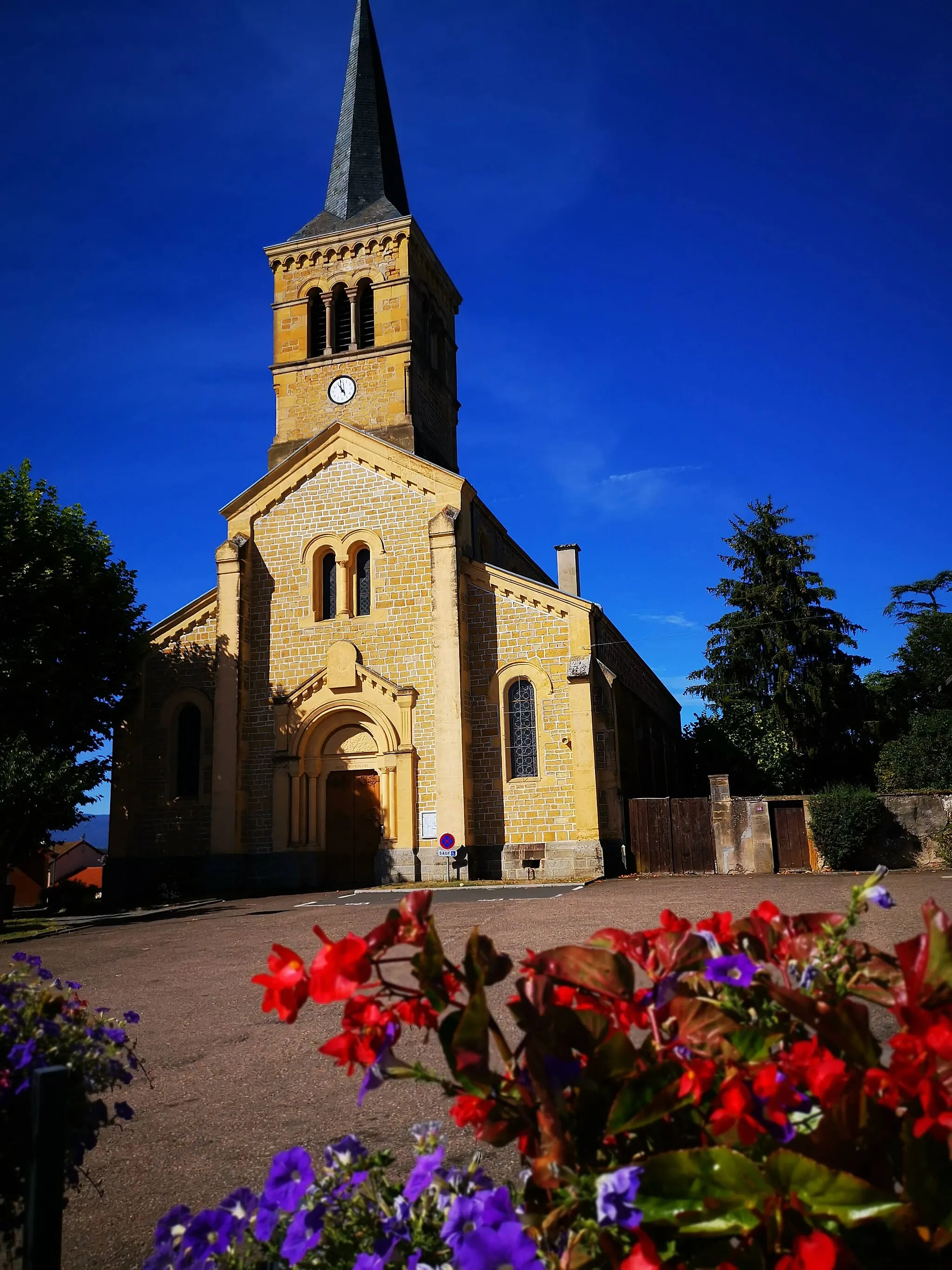 Photo showing: L'église, de style néo-roman a été édifiée en 1868 . On pourra y des peintures datant de 1874 de l'artiste Eitenne Zacchéo, des fresques en trompe l'œil ainsi que  de magnifiques vitraux