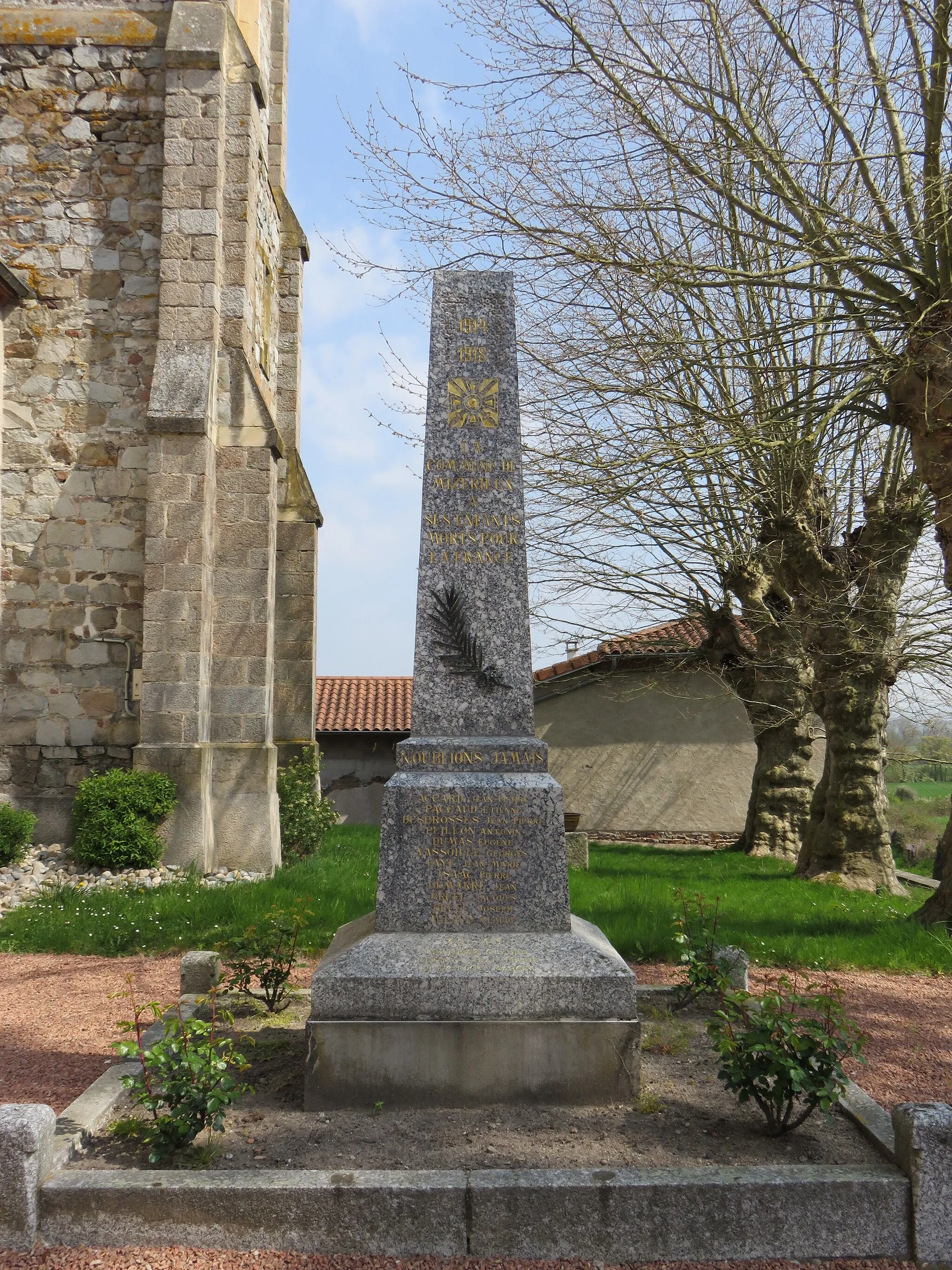 Photo showing: Monument aux morts de Mizérieux (Loire, France).