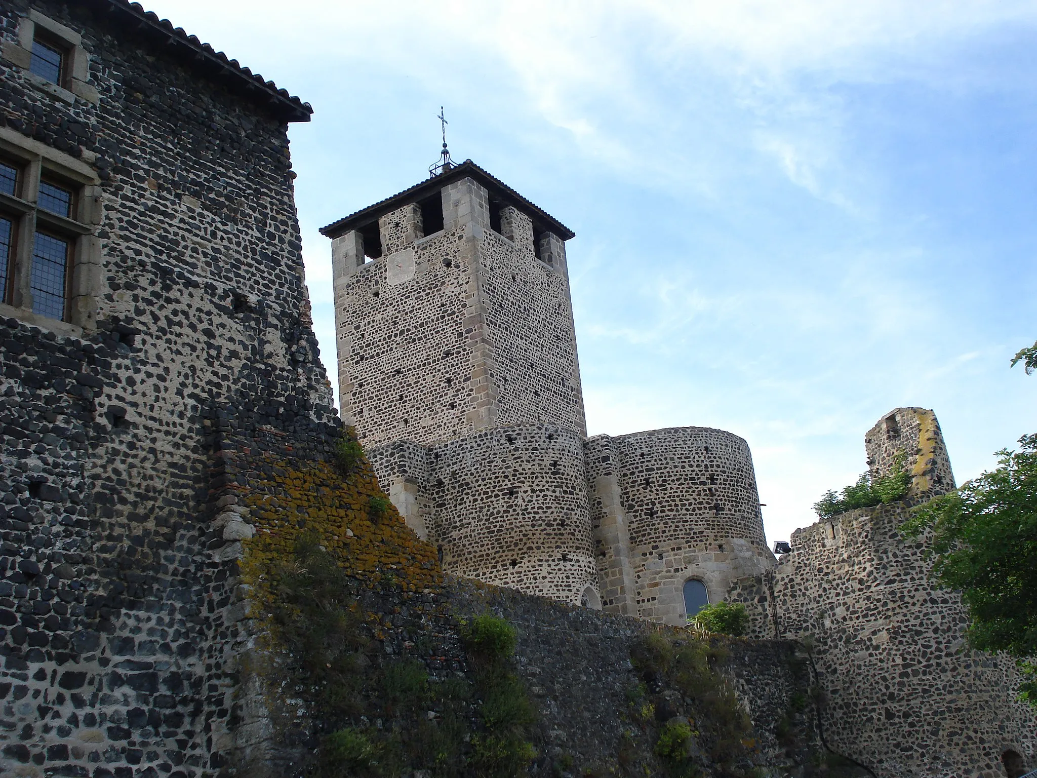 Photo showing: Montverdun (Loire, Fr), church and city walls
