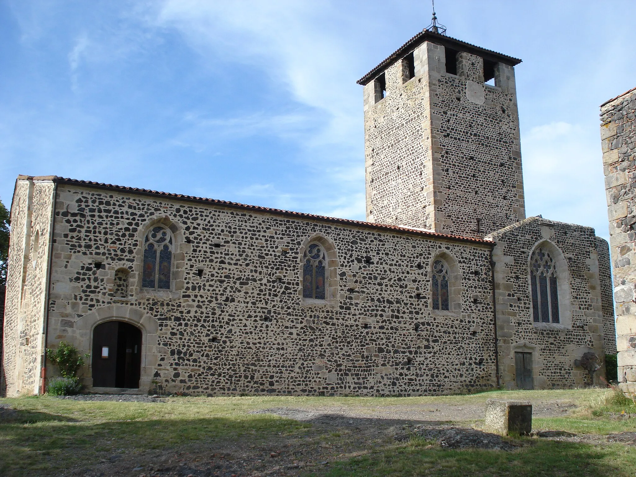 Photo showing: Montverdun (Loire, Fr), south side of the church.