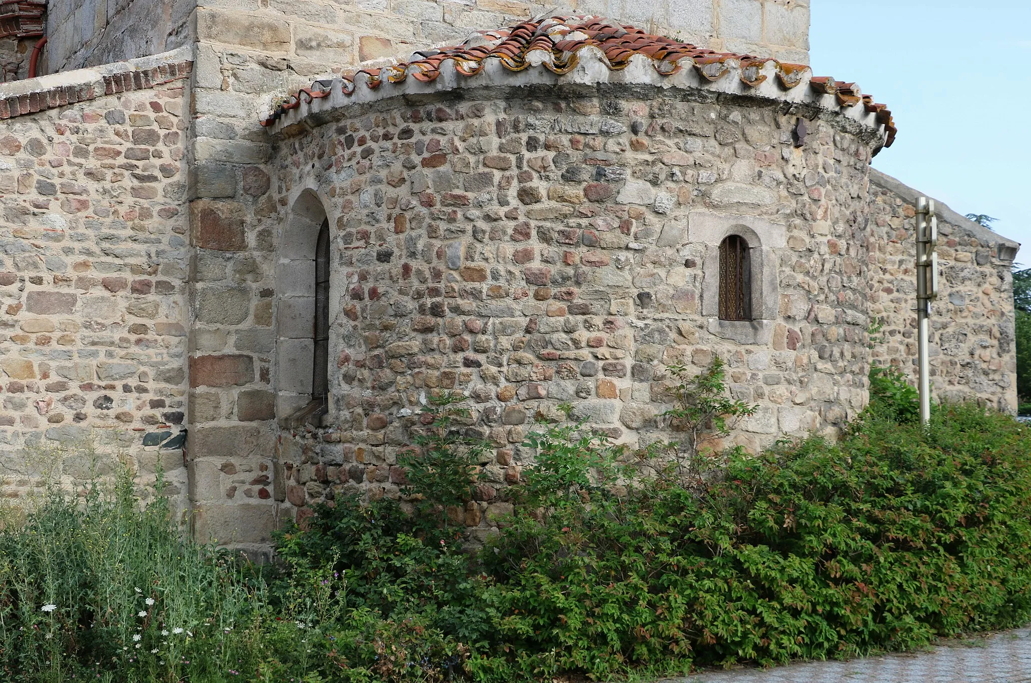 Photo showing: Précieux - Eglise Saint-Symphorien. Sur la façade ouest, au pied du clocher.