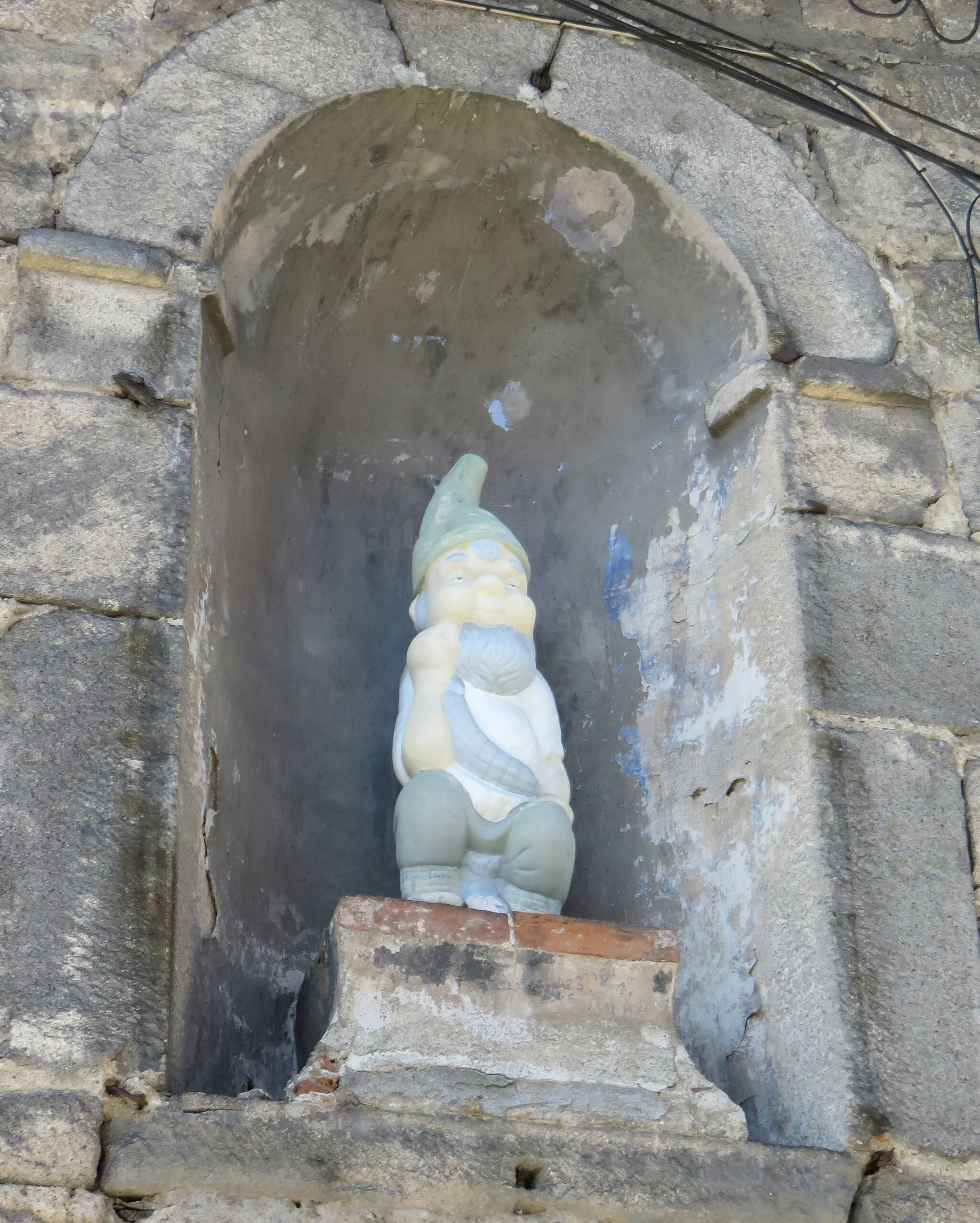 Photo showing: Nain de jardin niché dans une maison du village de Périgneux, dans le département de la Loire.