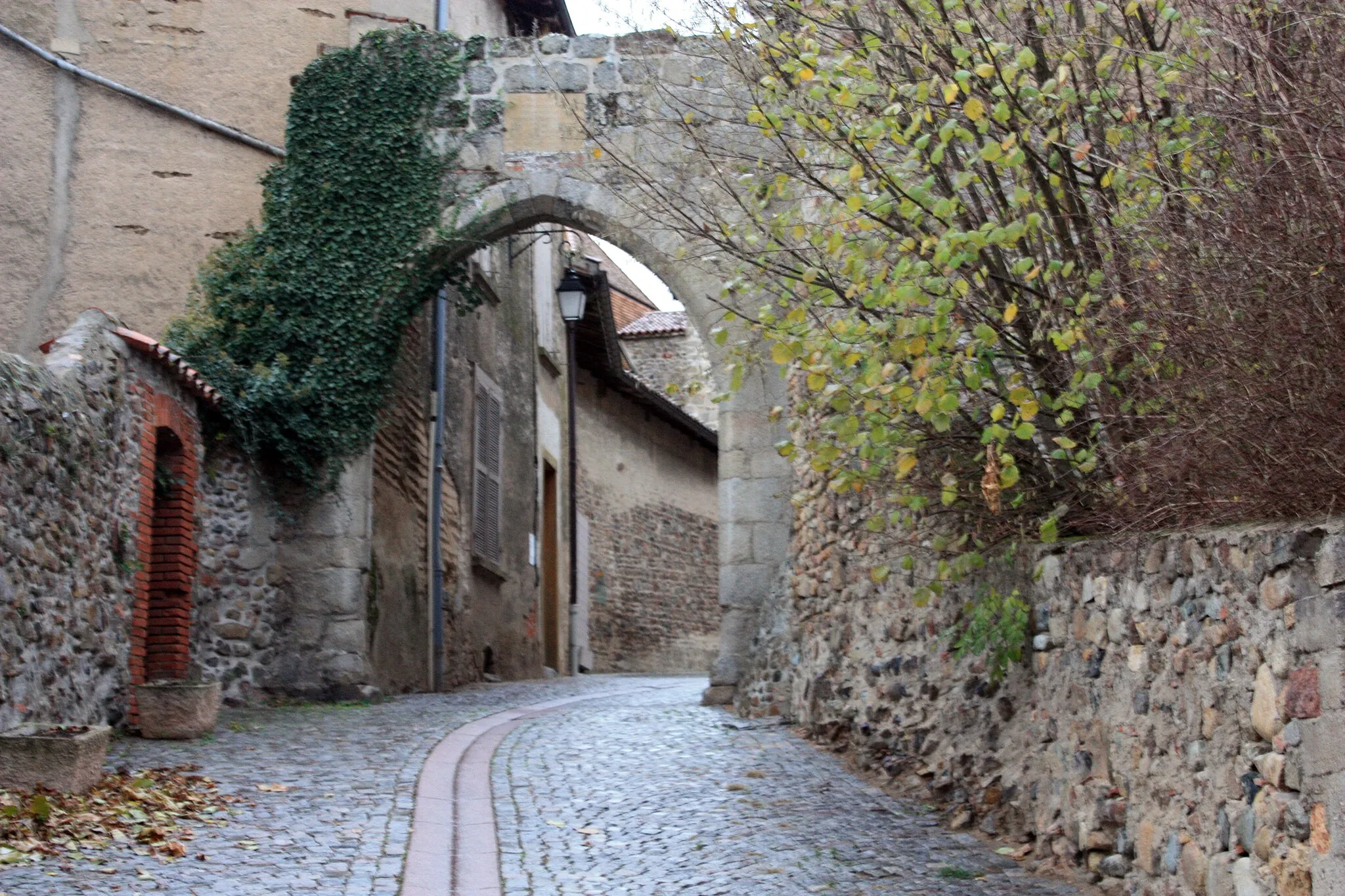 Photo showing: The "door of pavement", so called because of an old roman road passing nearby. Until the sixteenth century She was the only entrance to the walled enclosure