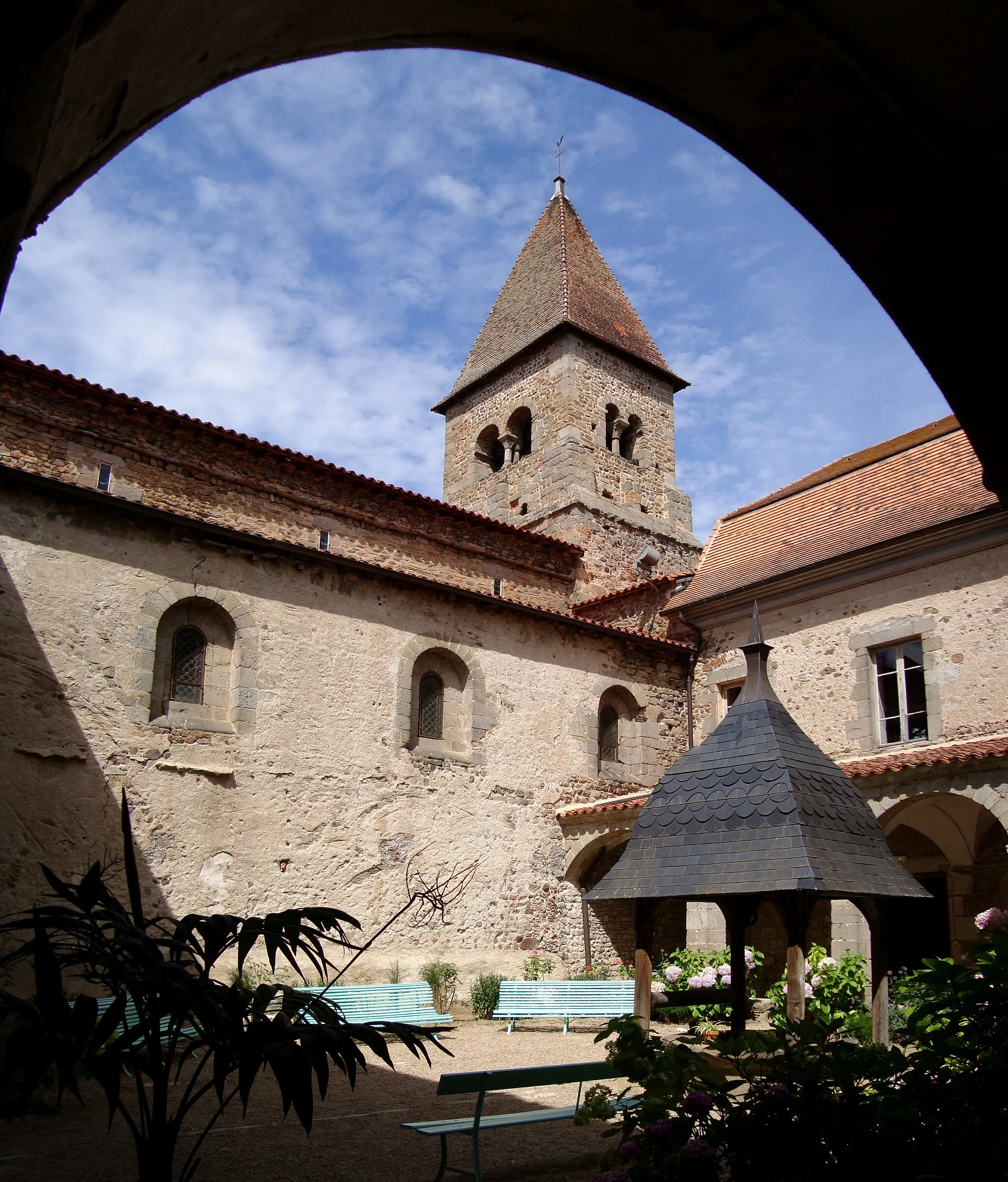 Photo showing: The cloister of the priory of Pommiers.