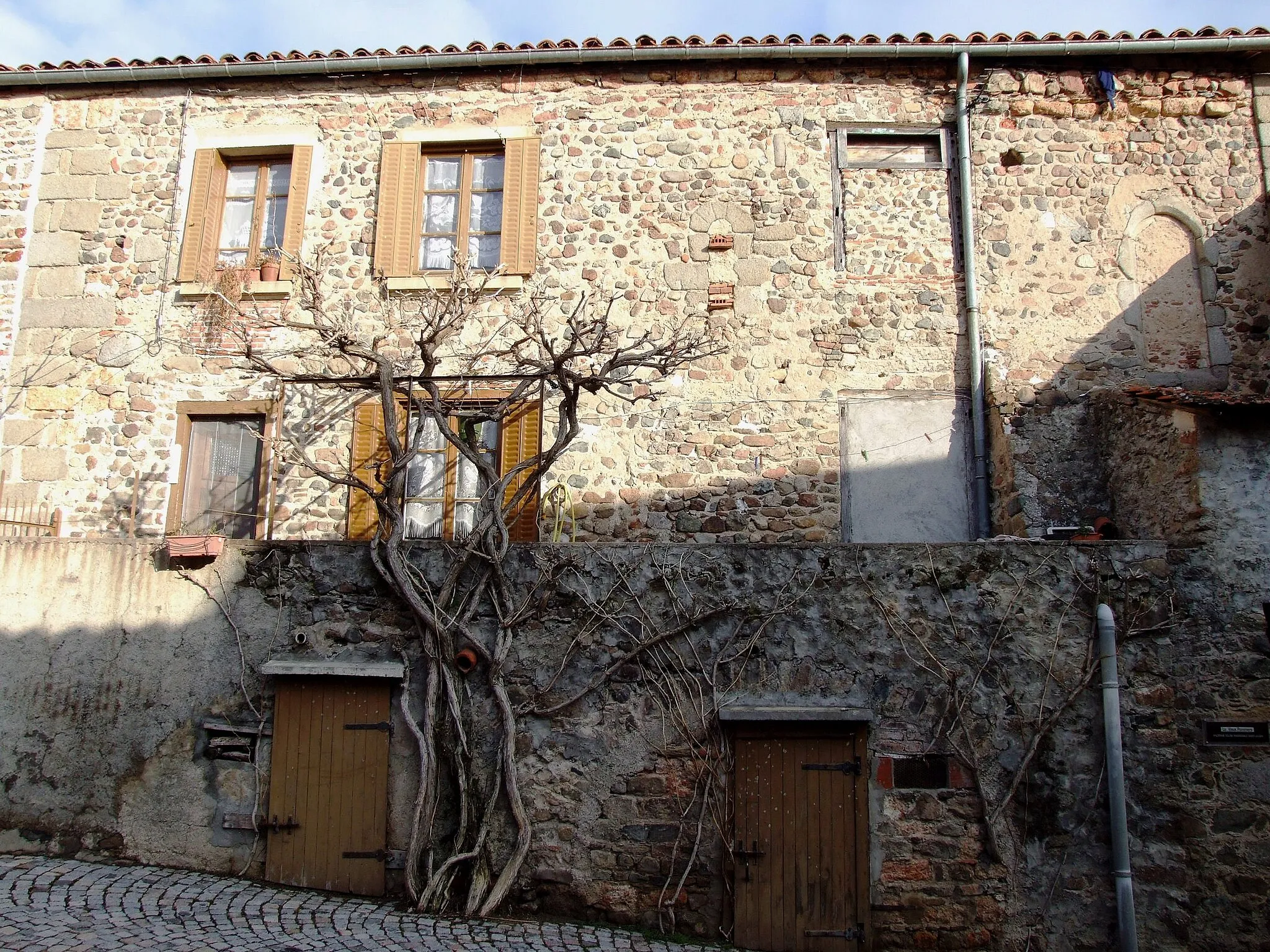 Photo showing: Pommiers-en-Forez - Mur de l'ancienne église paroissiale Saint-Julien