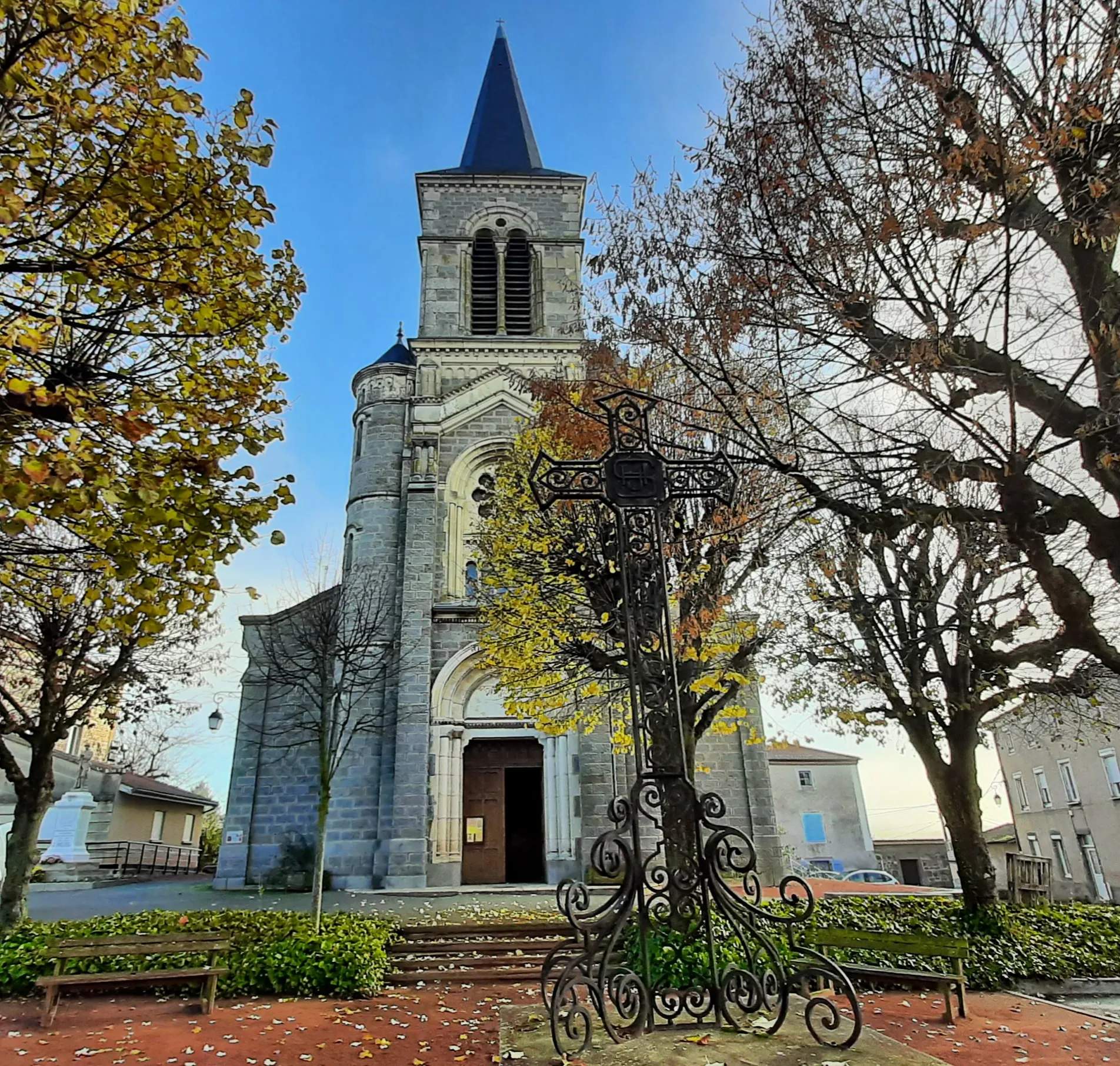 Photo showing: Eglise de Saint-Barthélemy-Lestra (Loire)