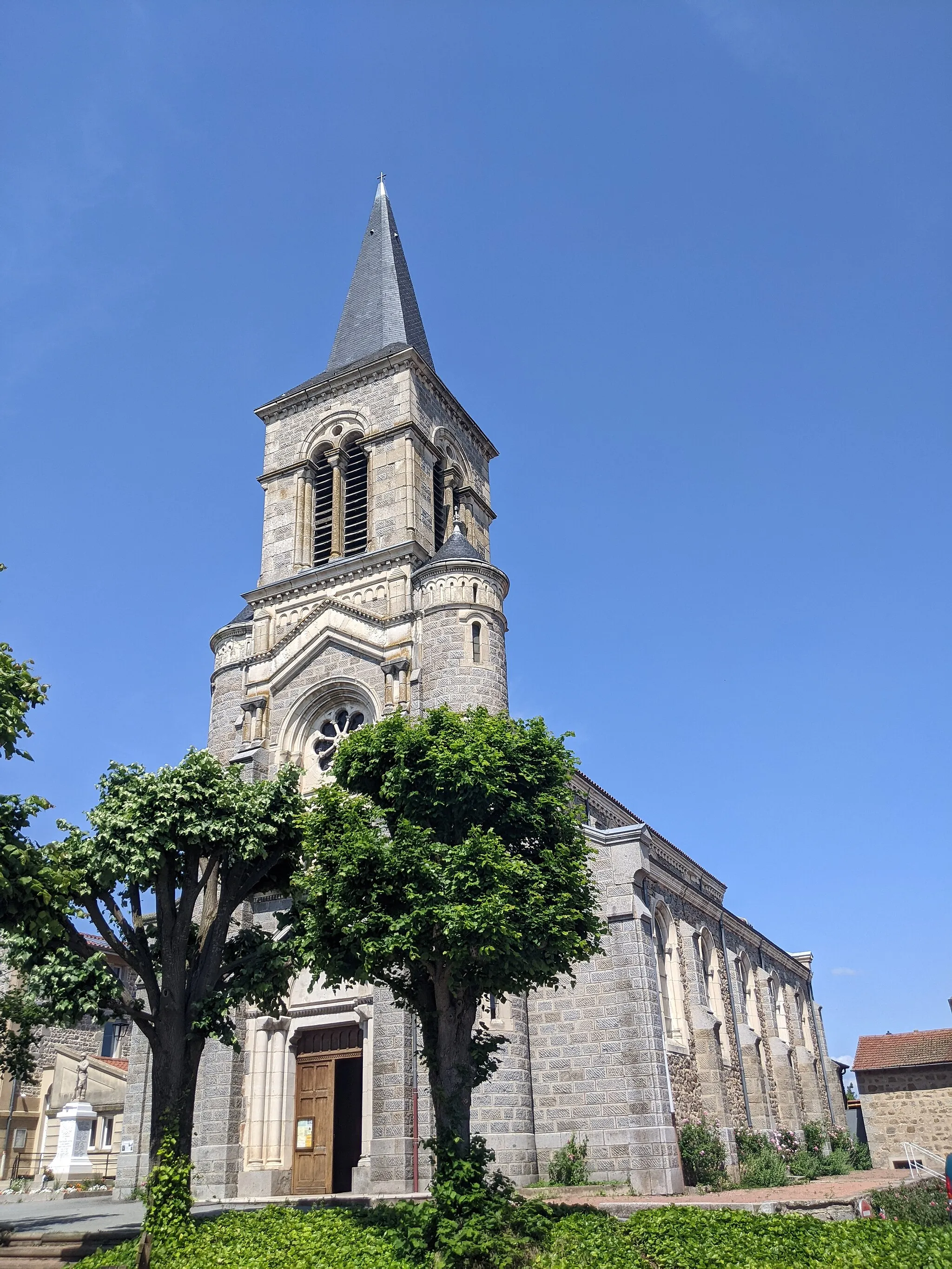 Photo showing: Église de Saint-Barthélemy-Lestra (Loire, France), depuis le sud-ouest.