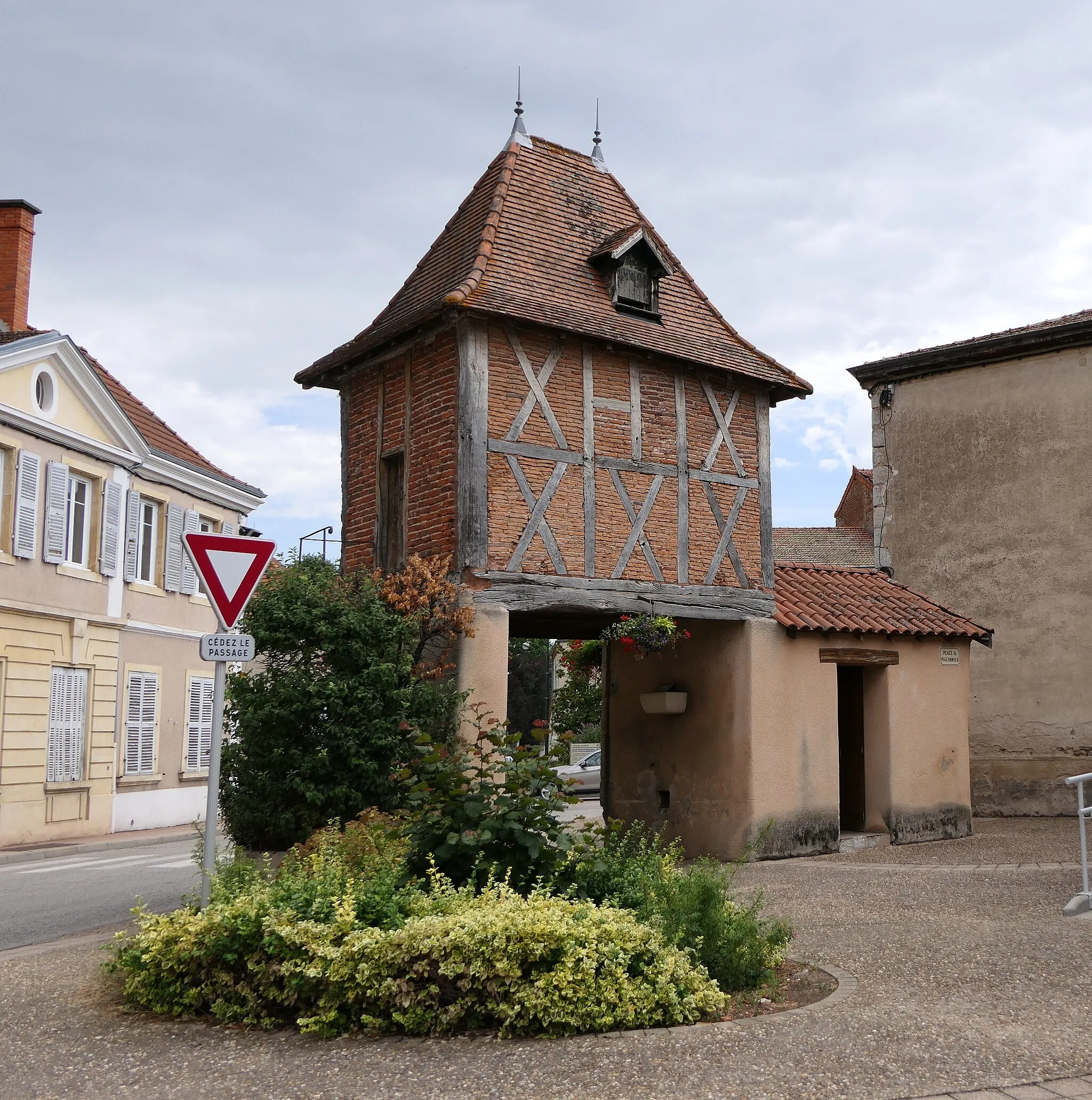 Photo showing: Saint-germain Lespinasse, - pigeonnier du XVe siècle