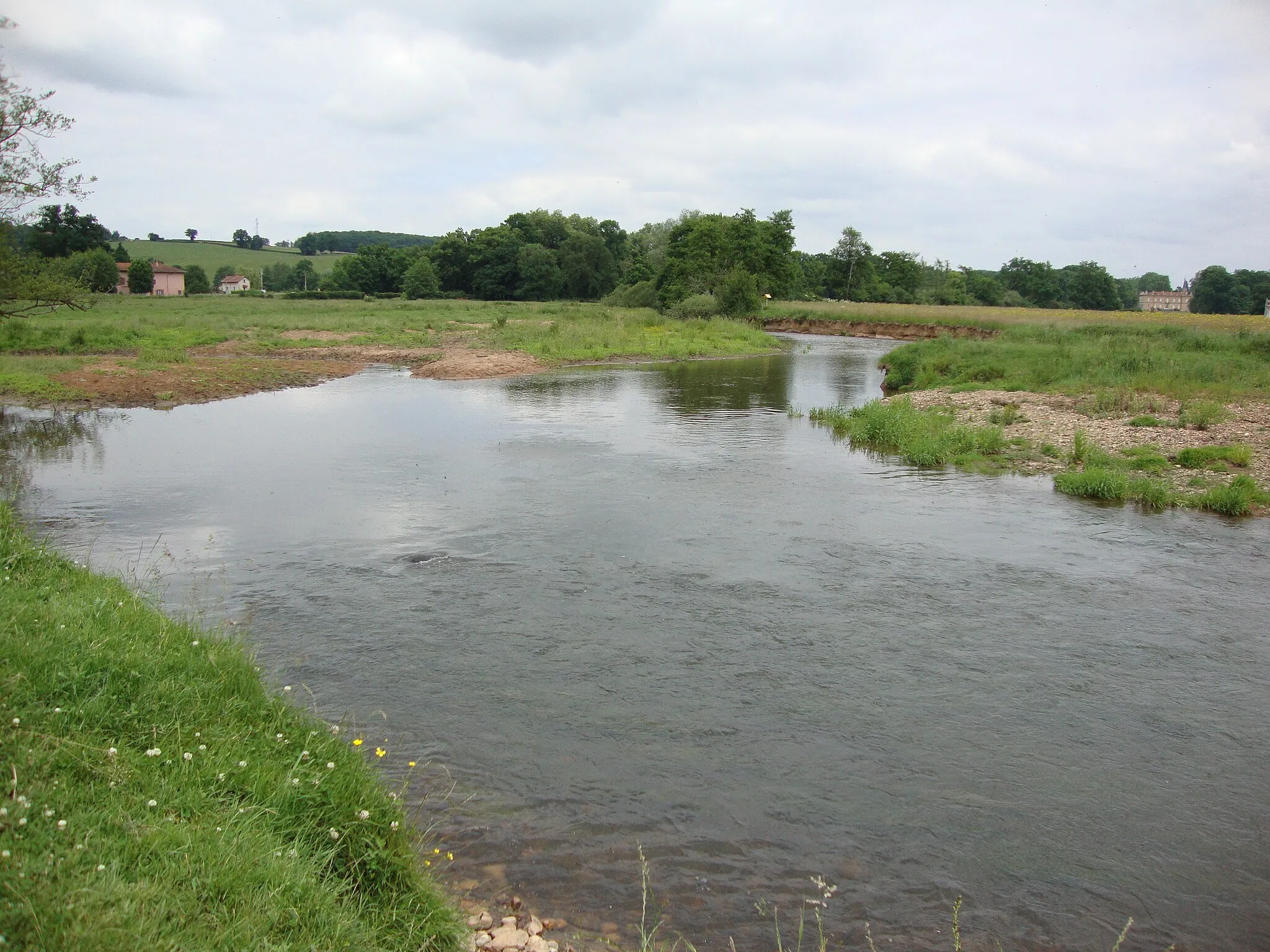 Photo showing: Charlieu  (Loire, Fr) rivière le Sornin. Au fond à droite le château de Gatellier (commune de Saint-Denis-de-Cabanne)