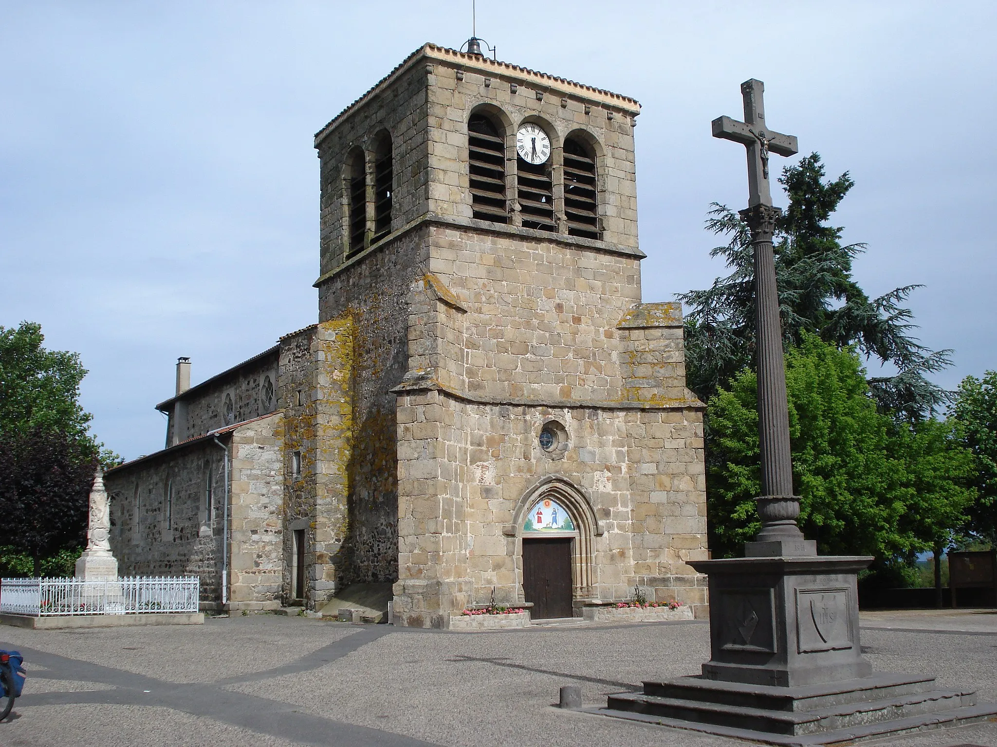 Photo showing: St.Etienne-le-Molard (Loire, Fr), church and war memorial.