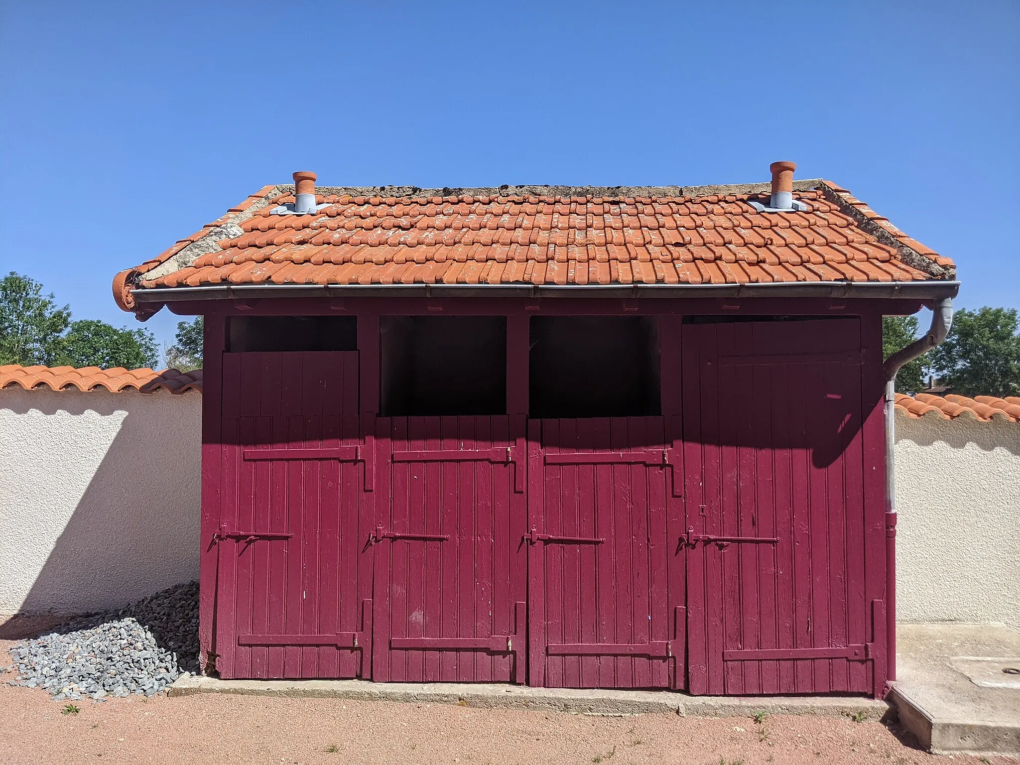 Photo showing: Bâtiment accueillant des toilettes en face de la mairie de Saint-Julien-d'Oddes (Loire, France).