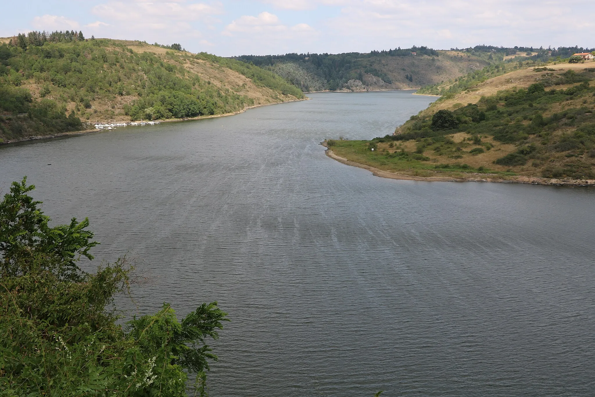 Photo showing: Saint-Maurice-sur-Loire. la Loire vue vers l'aval (vers le nord), avec le port de la Caille en rive gauche (~410 m d'altitude) et, 700 m plus loin toujours à gauche, la confluence du ruisseau de la Bruyère qui marque la limite de commune. La hauteur qui forme l'horizon au centre est sur Villerest.