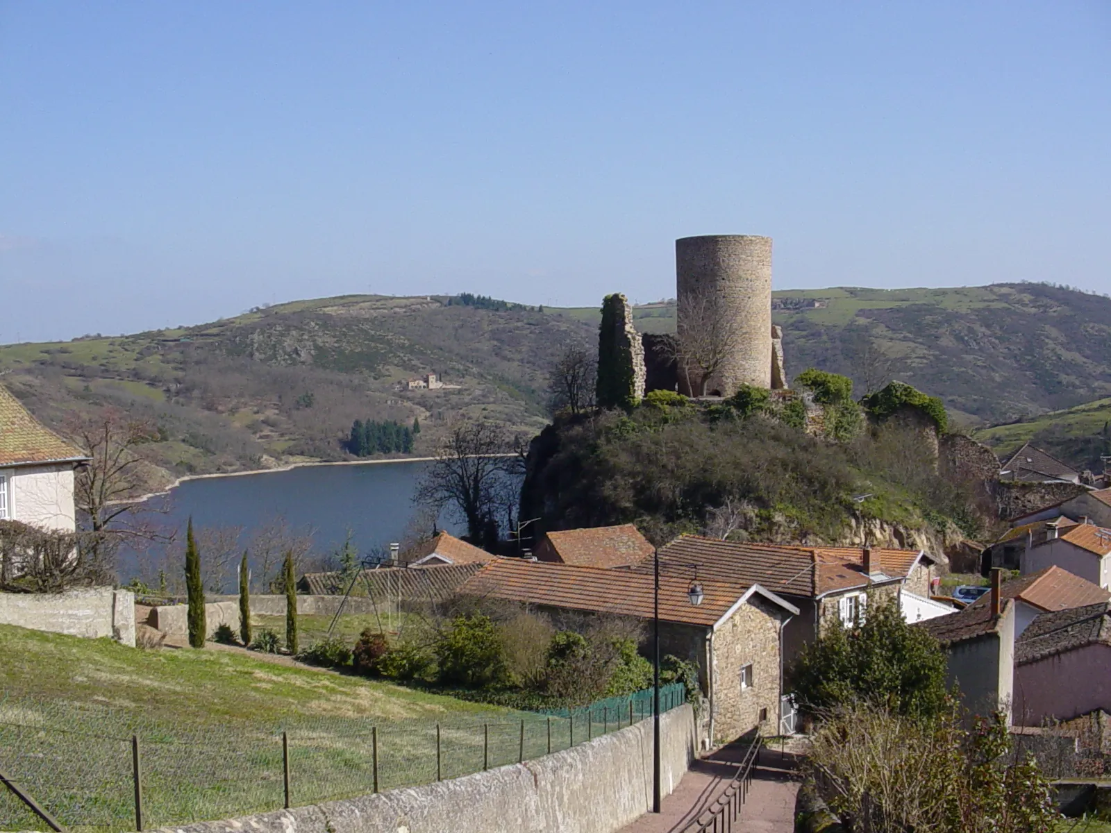 Photo showing: Saint-Jean-Saint-Maurice-sur-Loire, le château vu vers l'est depuis le haut de la rue de la Grand Côte. La maison sur l'autre rive à gauche du château est le hameau "le Port", également sur la commune de Saint-Jean-Saint-Maurice-sur-Loire. Les maisons sur l'autre rive à droite du château sont sur la commune de Cordelle.