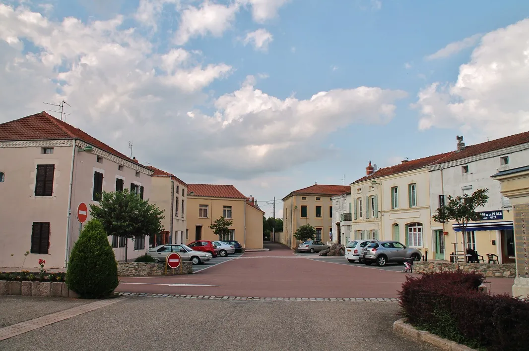 Photo showing: La Place du Village