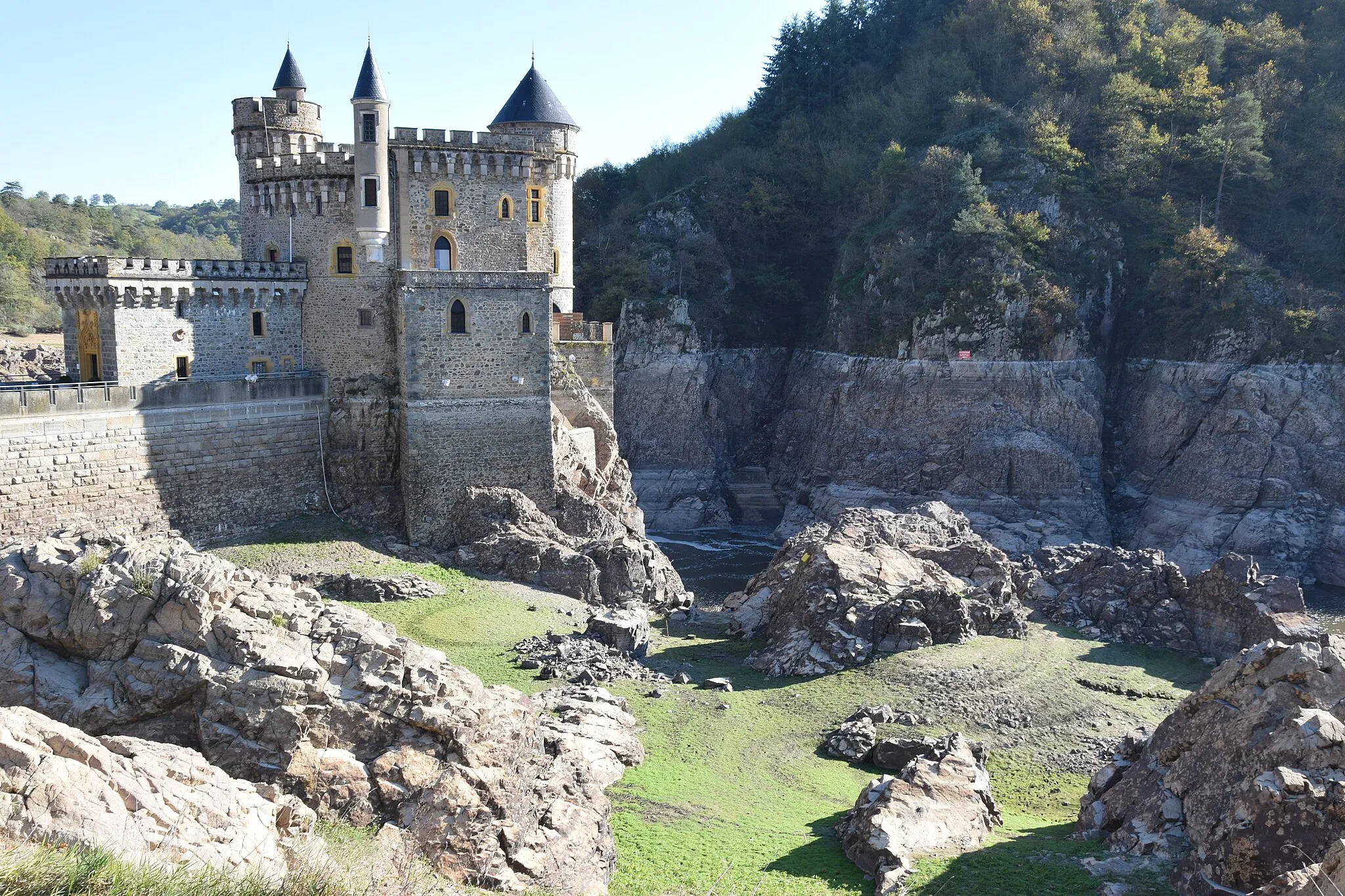 Photo showing: The Château de La Roche is a restored castle situated in the commune of Saint-Priest-la-Roche in the Loire département of France, 20 km from Roanne. The castle stands on an island in the lake formed by the Villerest dam.