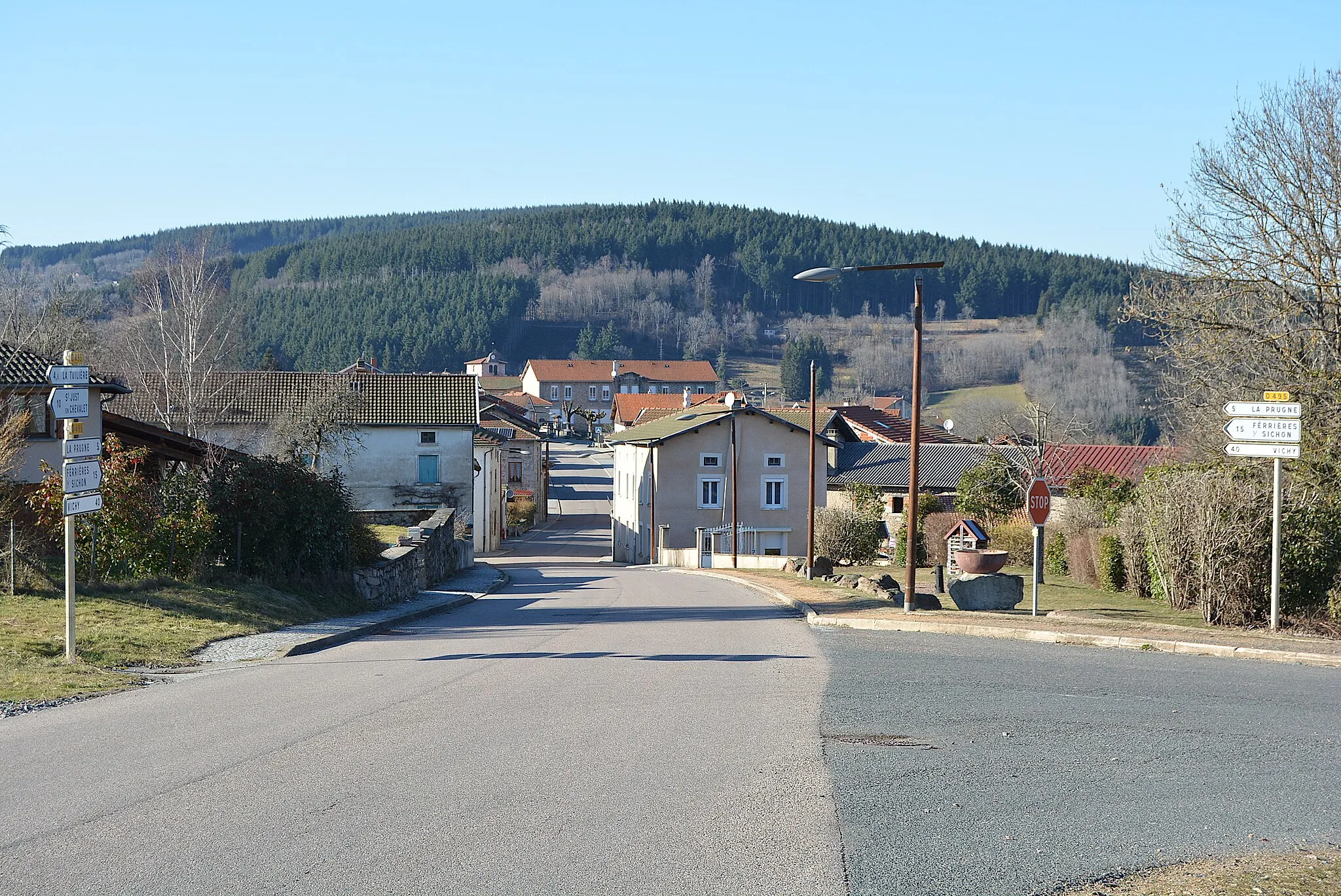Photo showing: Route départementale 495 en direction du bourg de Saint-Priest-la-Prugne (Loire, Auvergne-Rhône-Alpes, France), Laprugne, Ferrières-sur-Sichon et Vichy, peu avant l'intersection avec la route départementale 51 vers La Croix Trévingt.