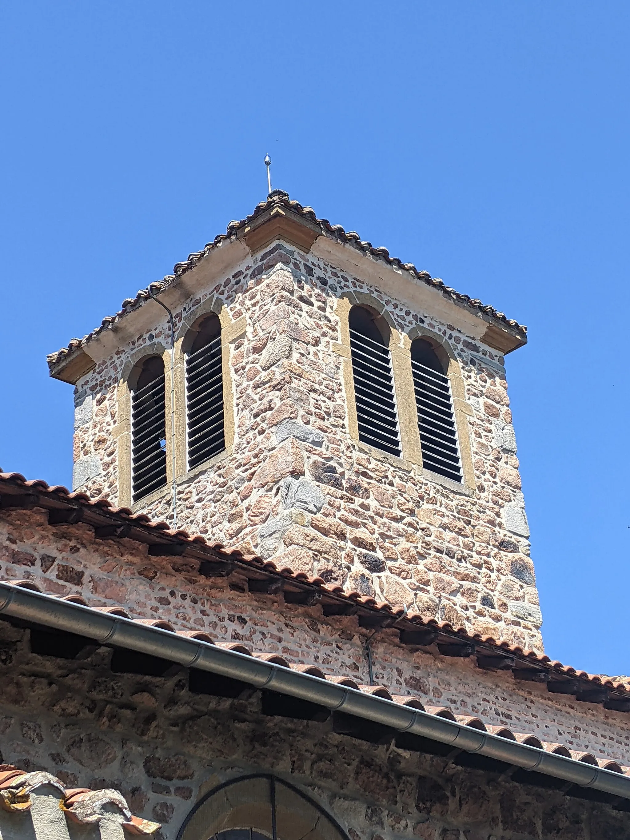 Photo showing: Clocher de l'église Saint-Pierre de Saint-Polgues (Loire, France).