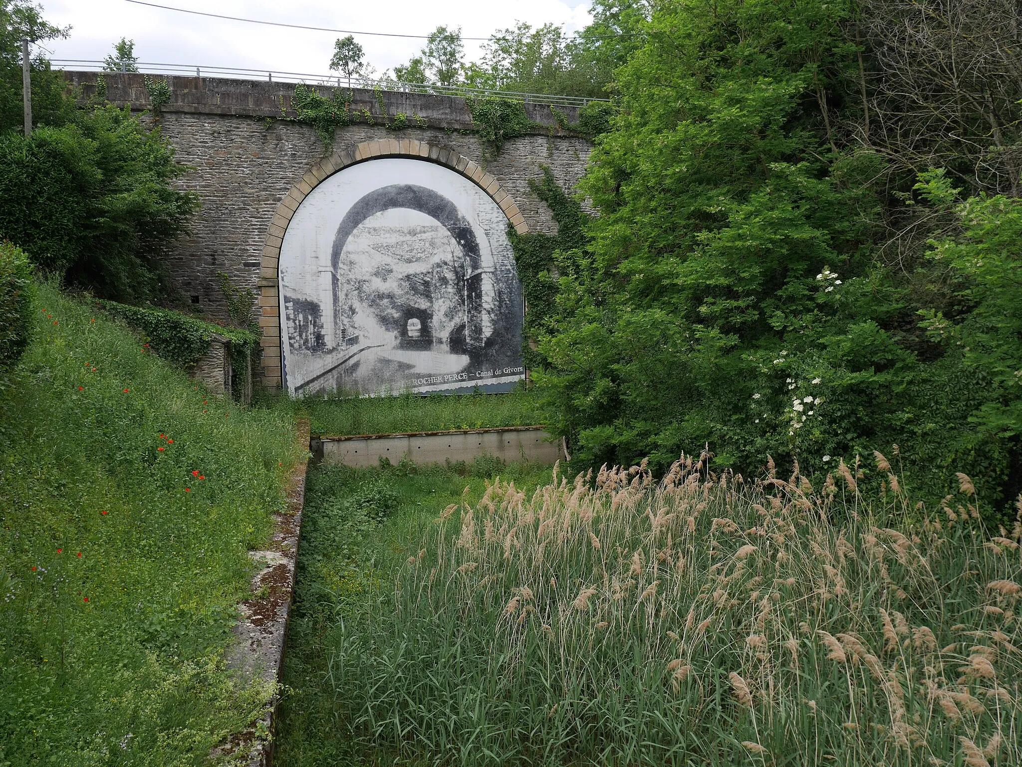 Photo showing: The former Givors canal at Roche percée (Tartaras, Department of Rhône) :  the entrance to the tunnel, now closed (June 2019)