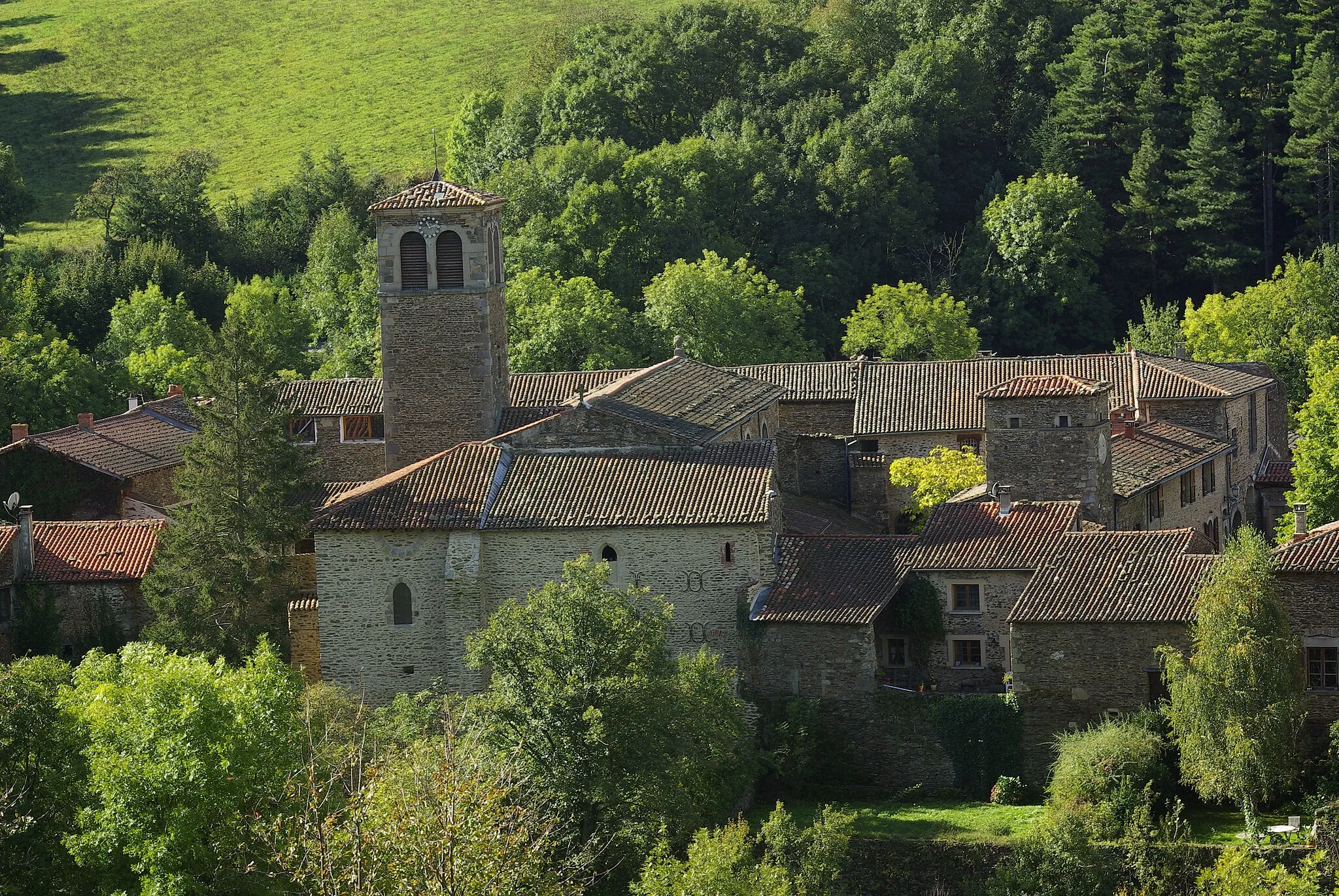 Photo showing: Vue sur le clocher et l'église médiévale du village