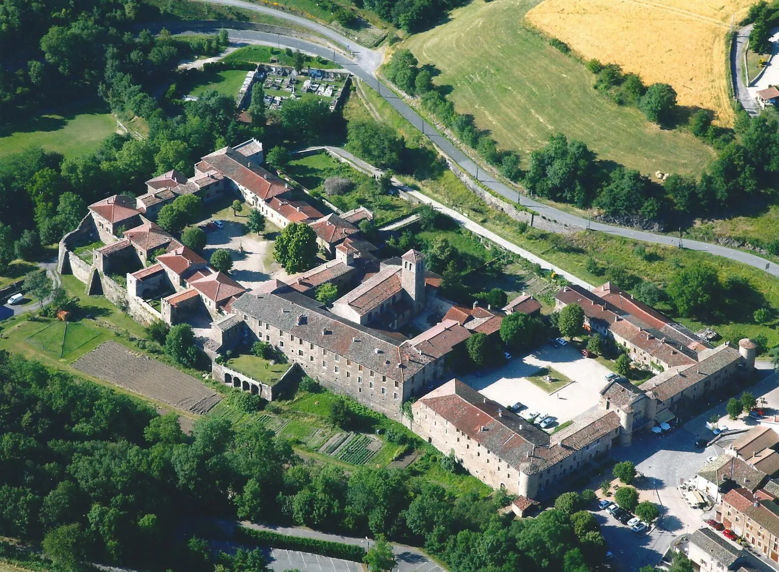 Photo showing: Vue aérienne du village et de l'ancienne chartreuse de Sainte-Croix-en-Jarez