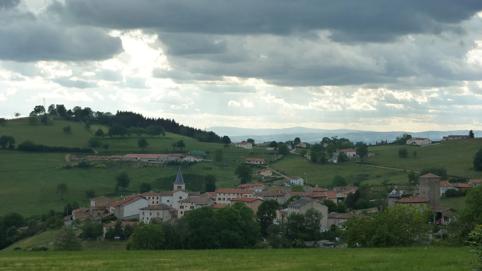 Photo showing: Vue sur Saint-Cyr-de-Valorges (Loire) - Le bourg, le château de l'Espinasse et la tour de Ressy.