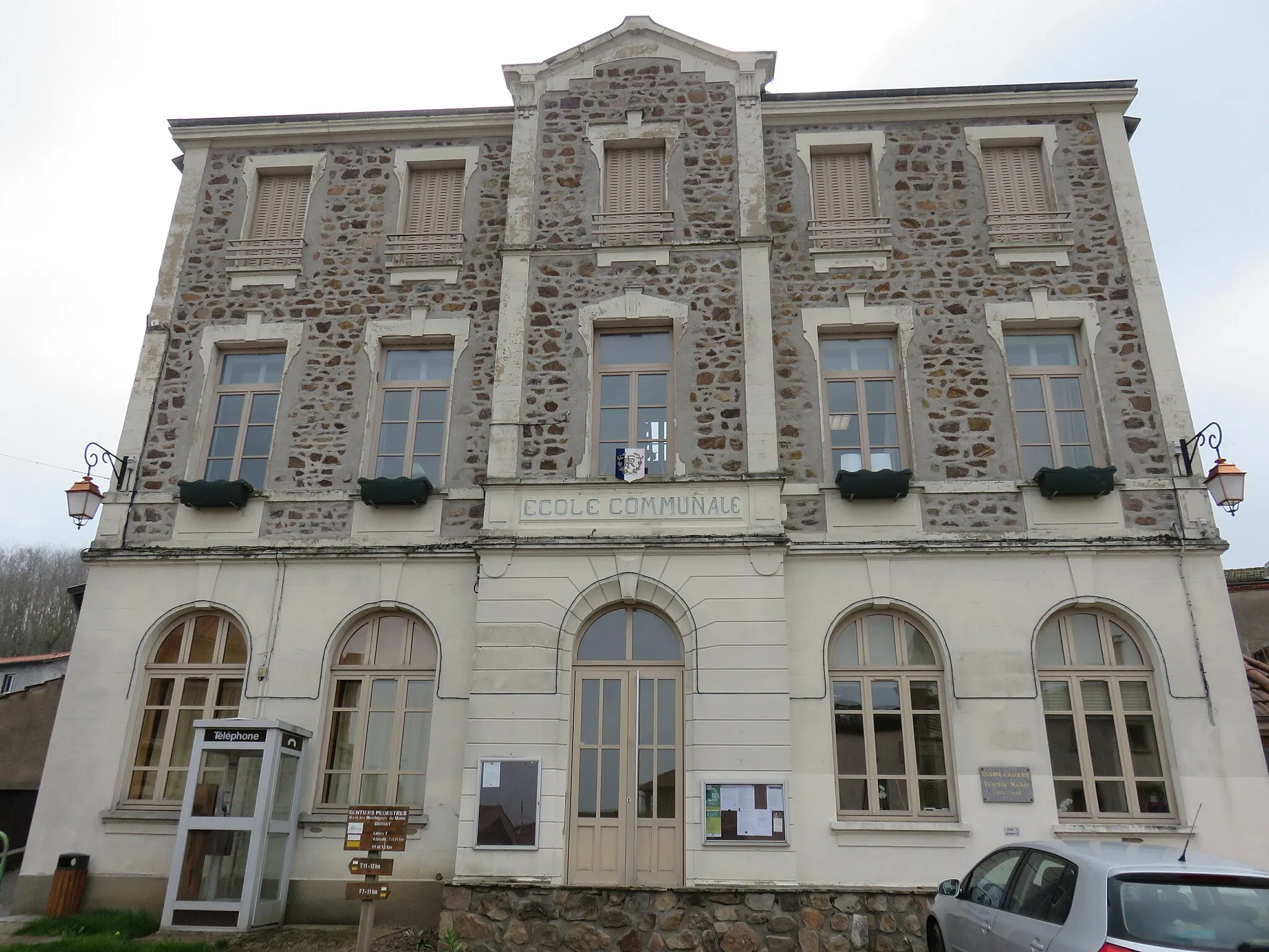Photo showing: L'école communale de Sainte-Colombe-sur-Gand (Loire, France).
