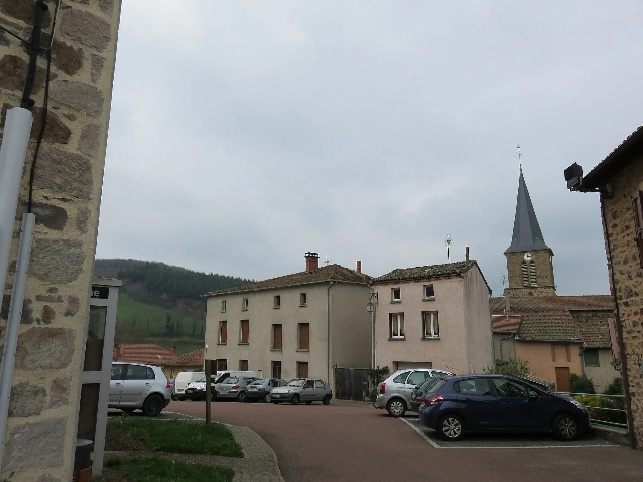 Photo showing: La place de la mairie à Sainte-Colombe-sur-Gand (Loire, France).