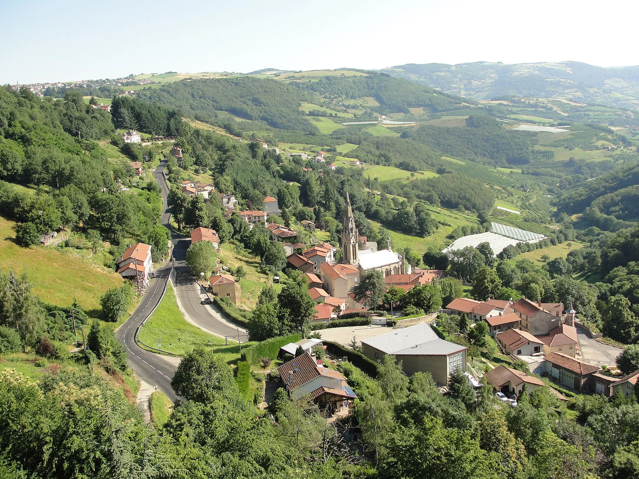 Photo showing: Valfleury (Loire), depuis le rosaire surplombant le village. Basilique et salle des fêtes ressortent nettement.