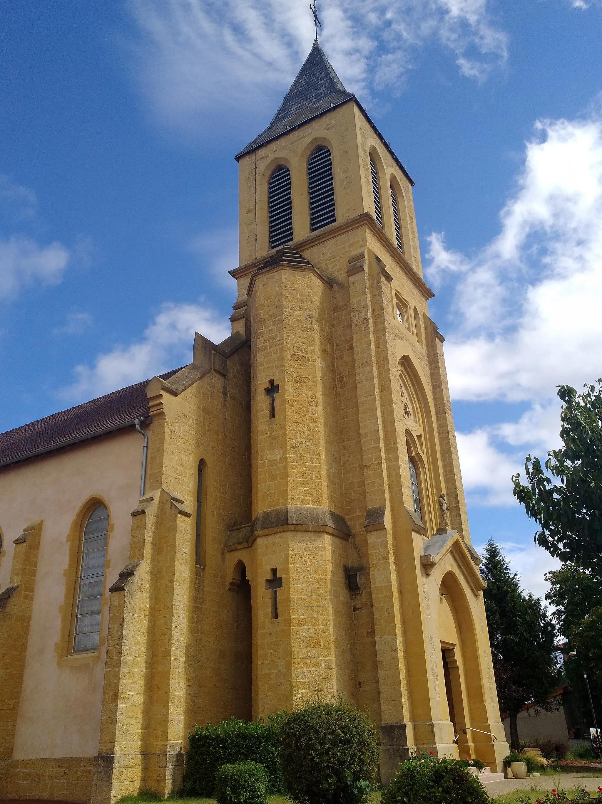 Photo showing: Clocher de l'église Saint-André de Villers, dans le département de la Loire.