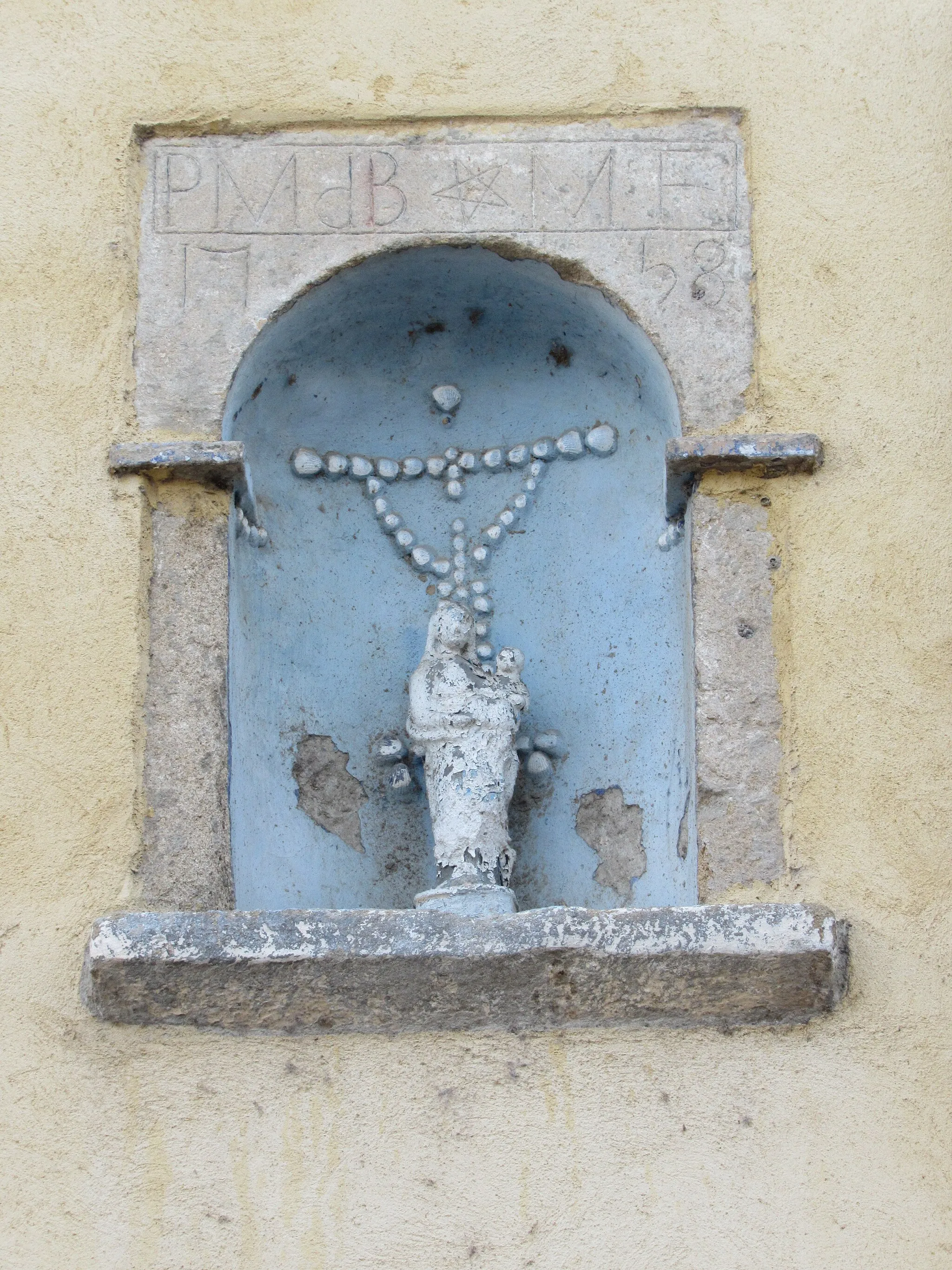 Photo showing: Statue de la Vierge à l'enfant - rue Jean Vincent