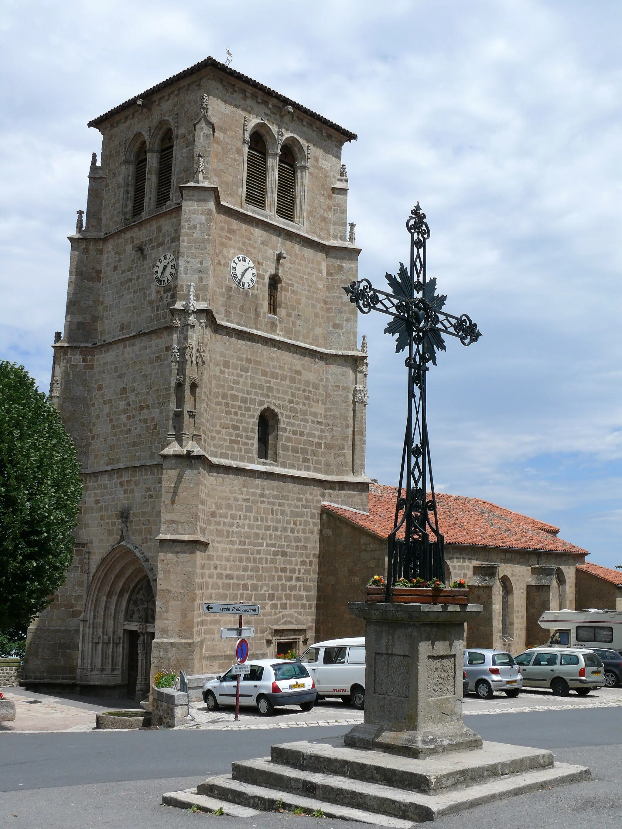 Photo showing: Verrières-en-Forez - Eglise et croix de mission