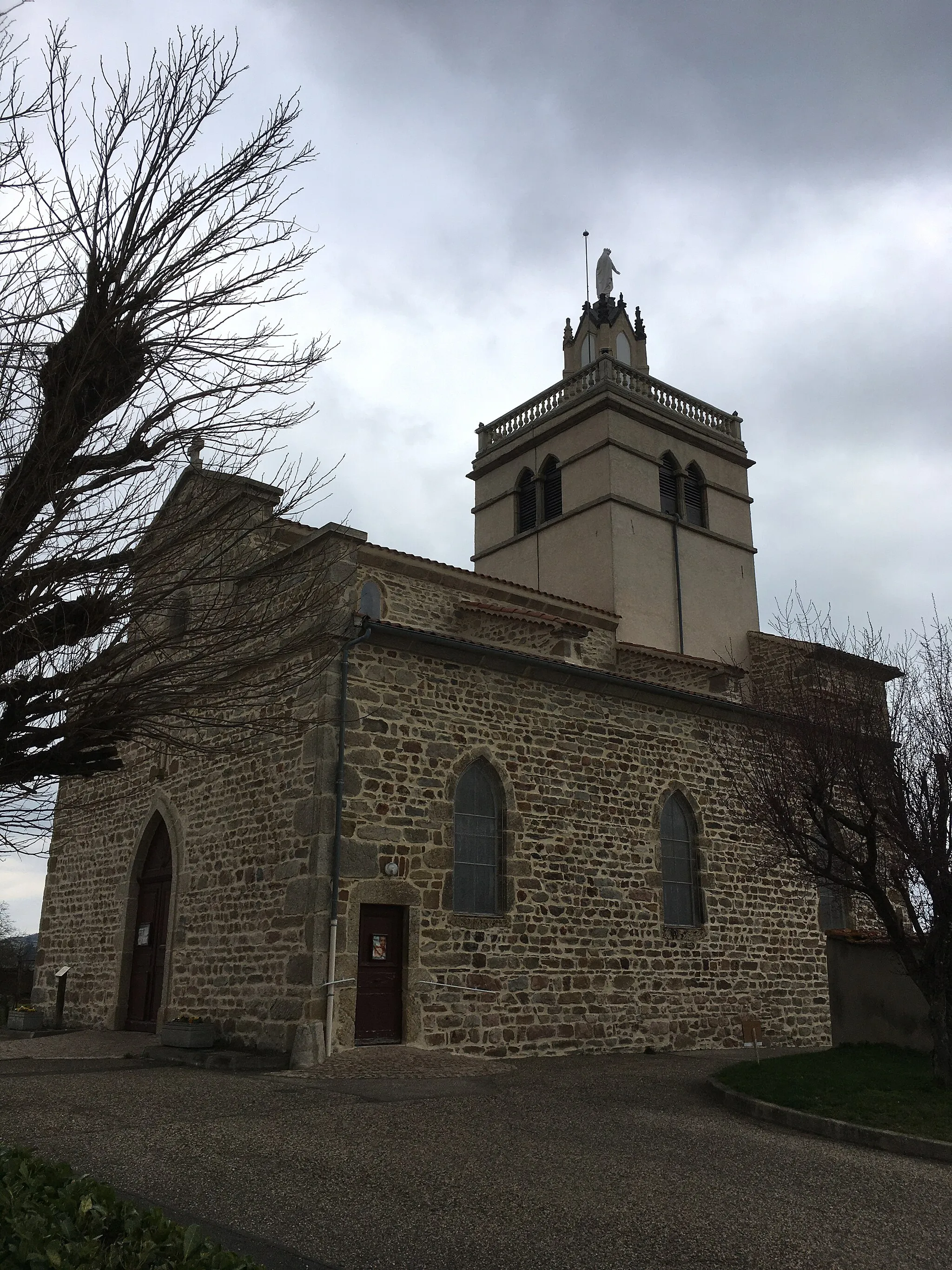 Photo showing: L'église située à Viricelles, dans la Loire.