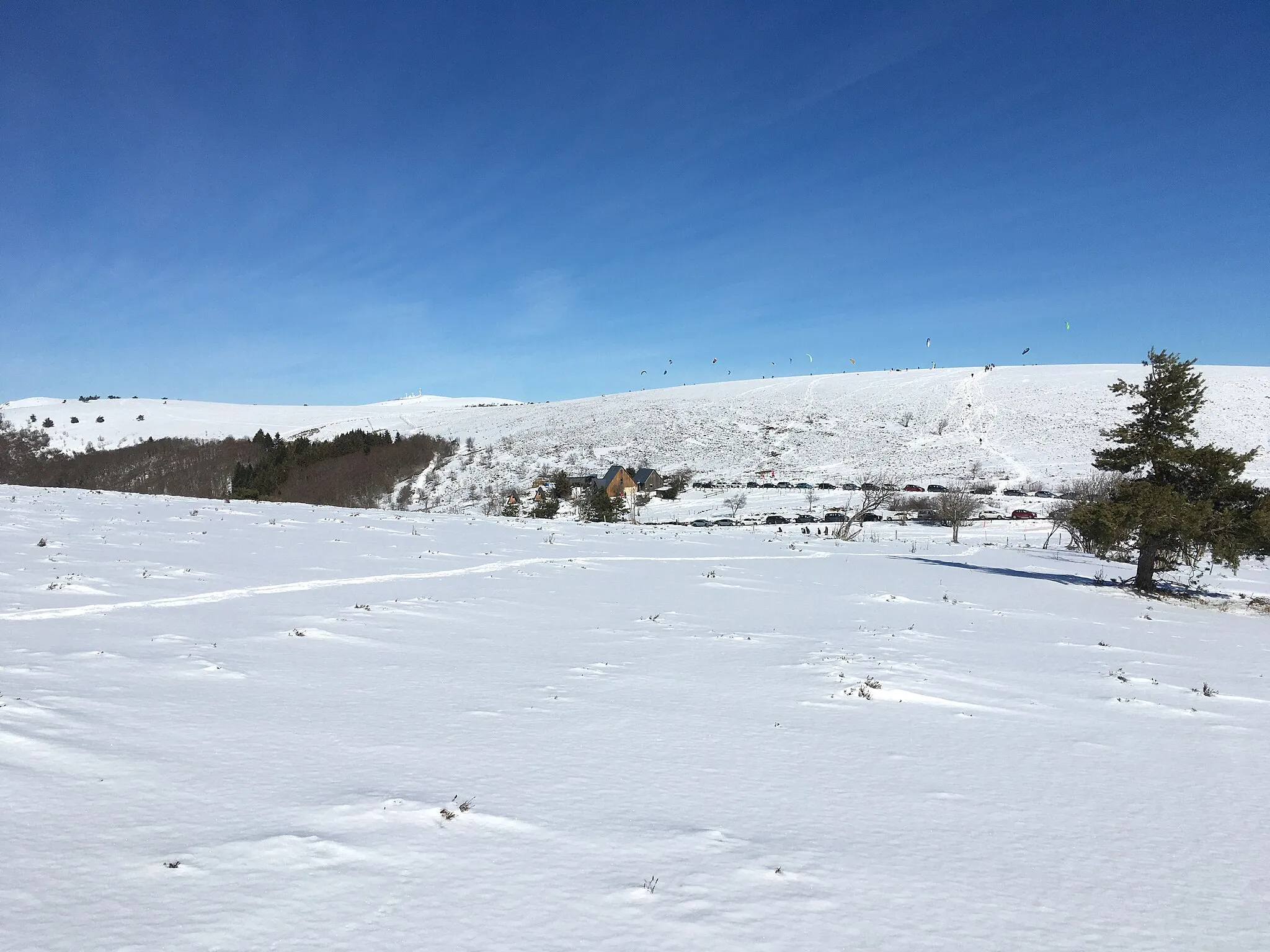Photo showing: Photographie prise au sud du col des Supeyres, en direction de Pierre-sur-Haute dont on distingue les émetteurs radio. Un grand nombre de snowkiters.