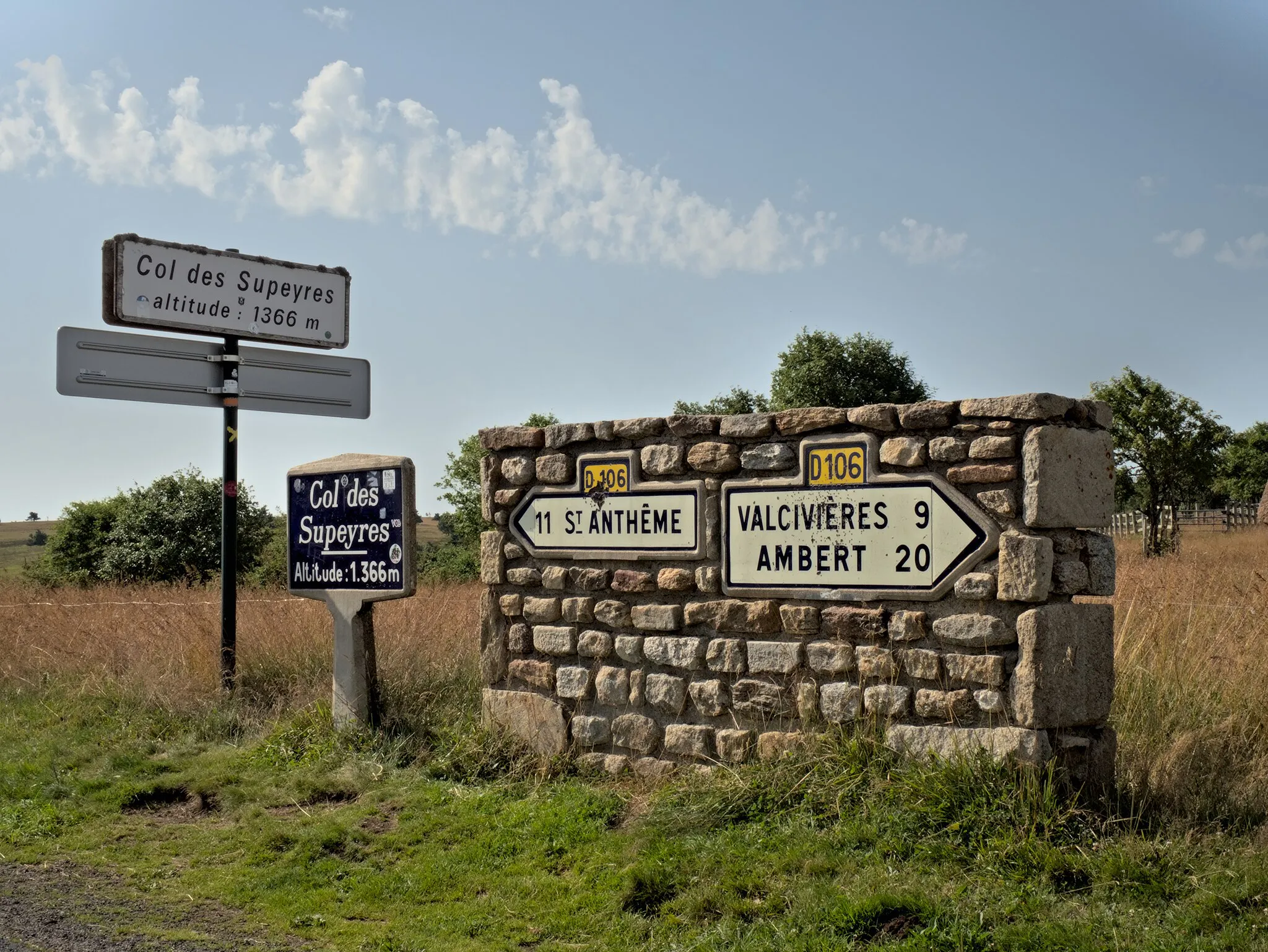 Photo showing: Signs for the col des Supeyres as you cross the road à en:Valcivières, France.